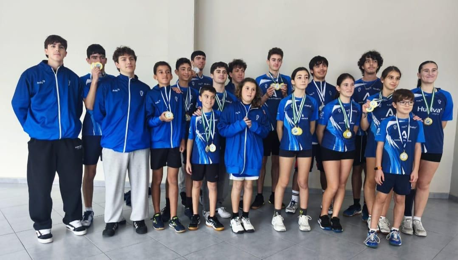 El Club Bádminton Huelva logra un botín de 16 medallas en el circuito provincial