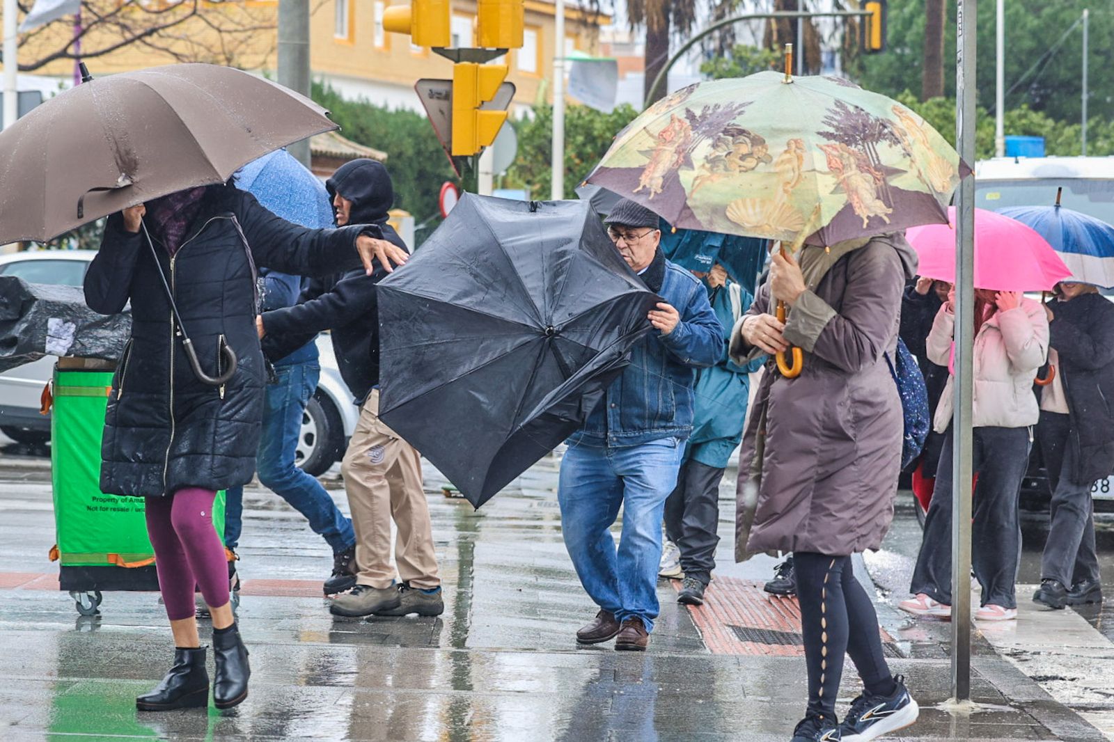Fotografías de la mañana lluviosa en la capital