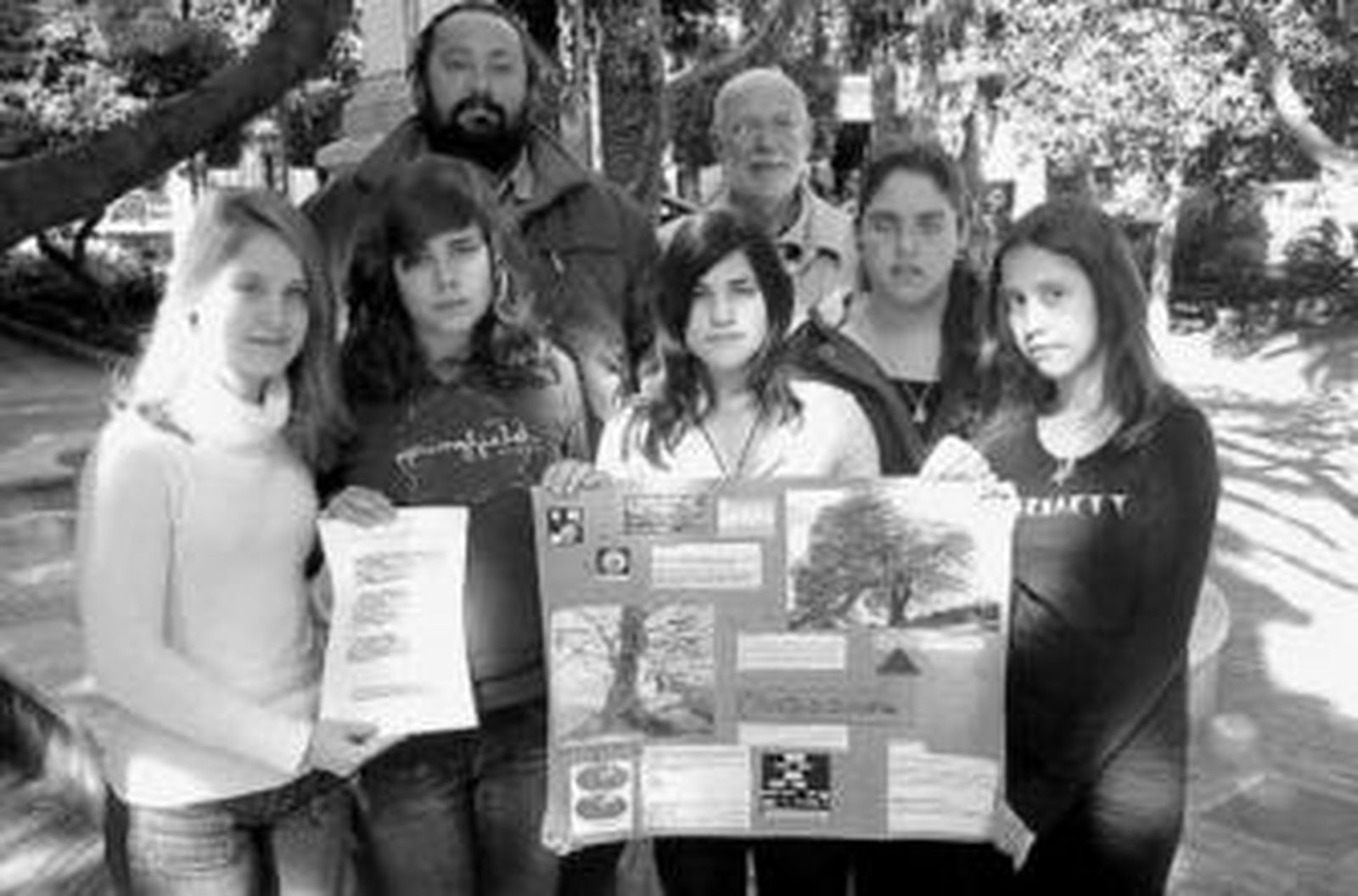 Los estudiantes con el director del centro y el coordinador del programa.