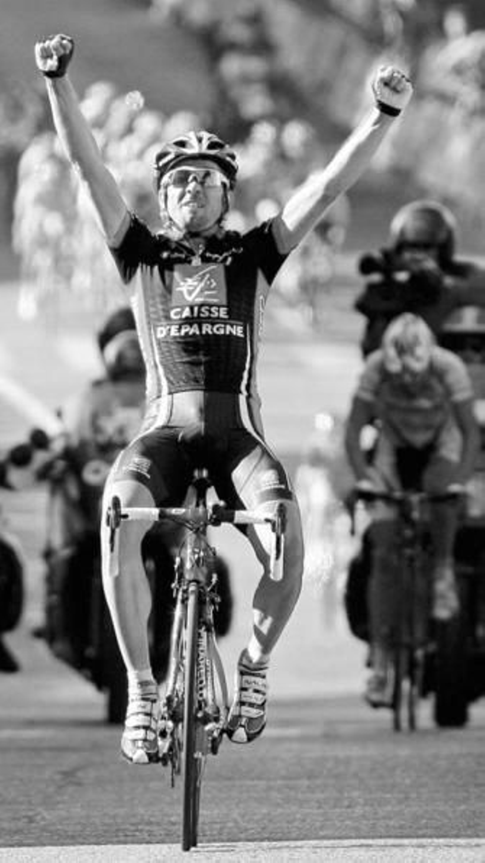 David Arroyo celebra su triunfo a su llegada a la línea de meta de Segovia.