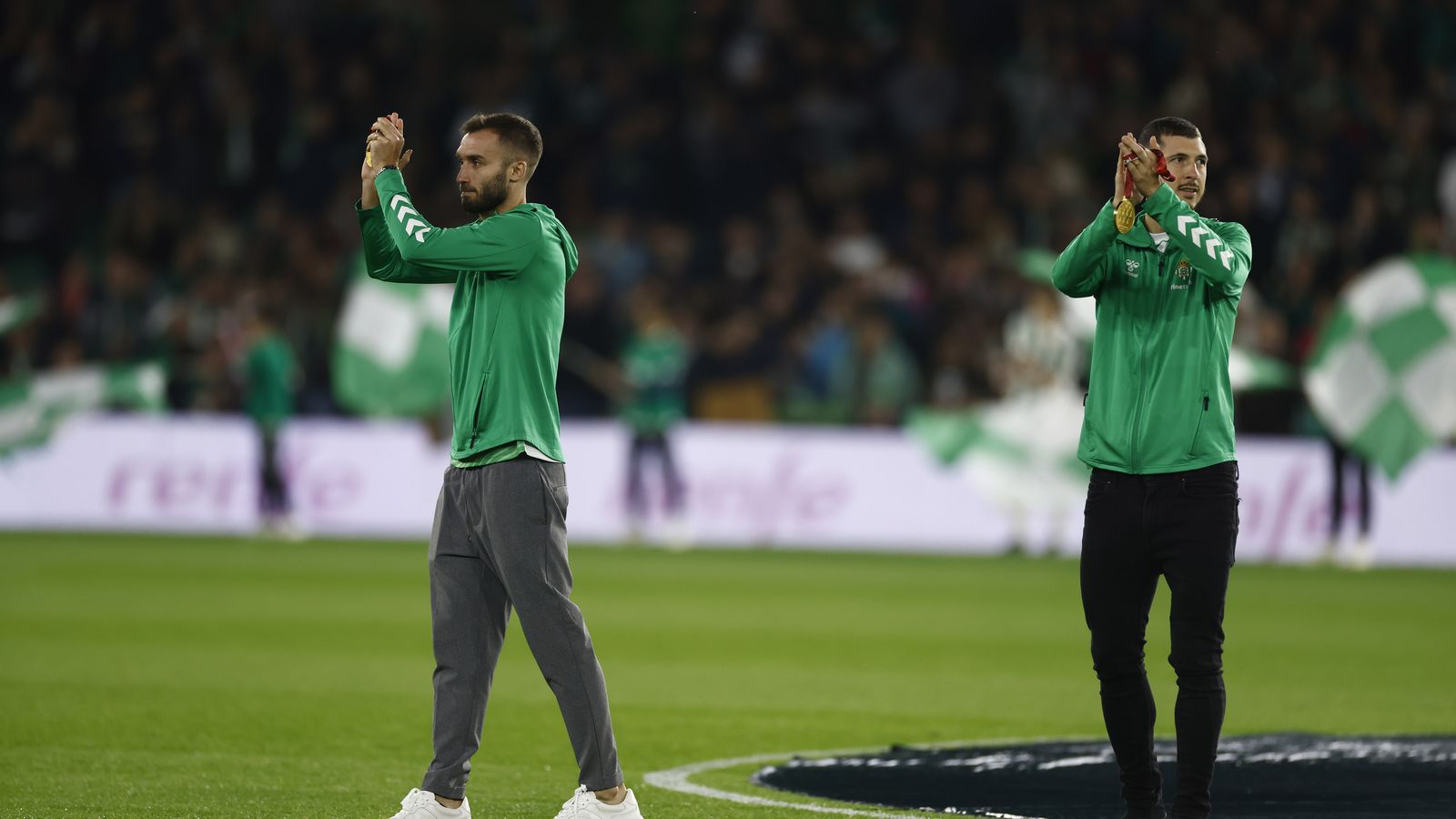 Pezzella y Guido Rodríguez son homenajeados en el Benito Villamarín.