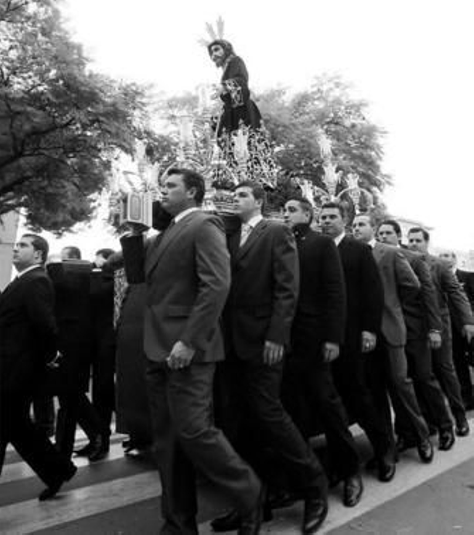 La parihuela con la imagen del Señor de la Clemencia poco después de salir de San Benito.