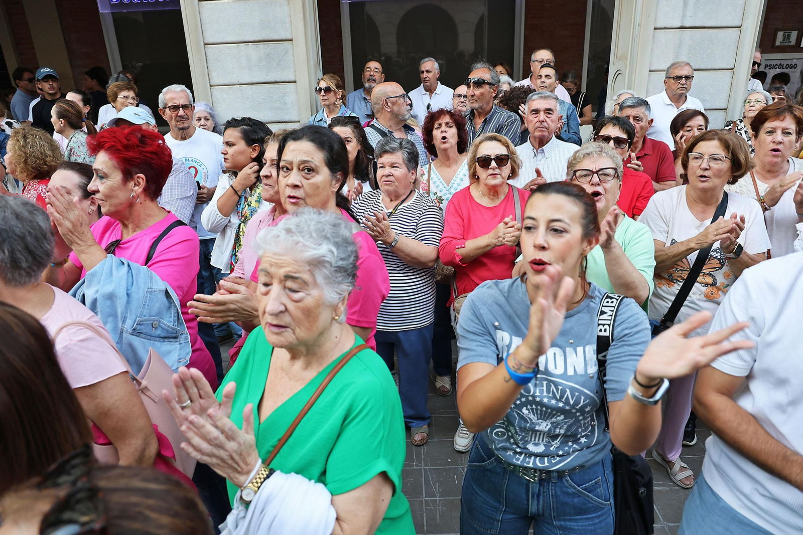 Concentración en Huelva de protesta por la polémica con los cribados de cáncer de mama en Andalucía
