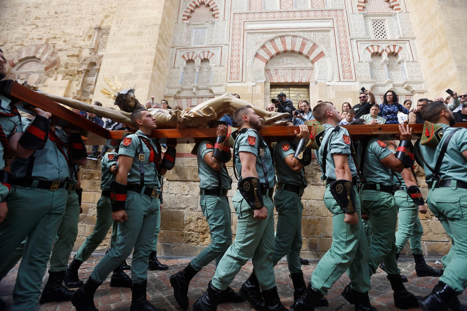 El vía crucis de la Caridad con la Legión en el Viernes Santo de Córdoba, en imágenes