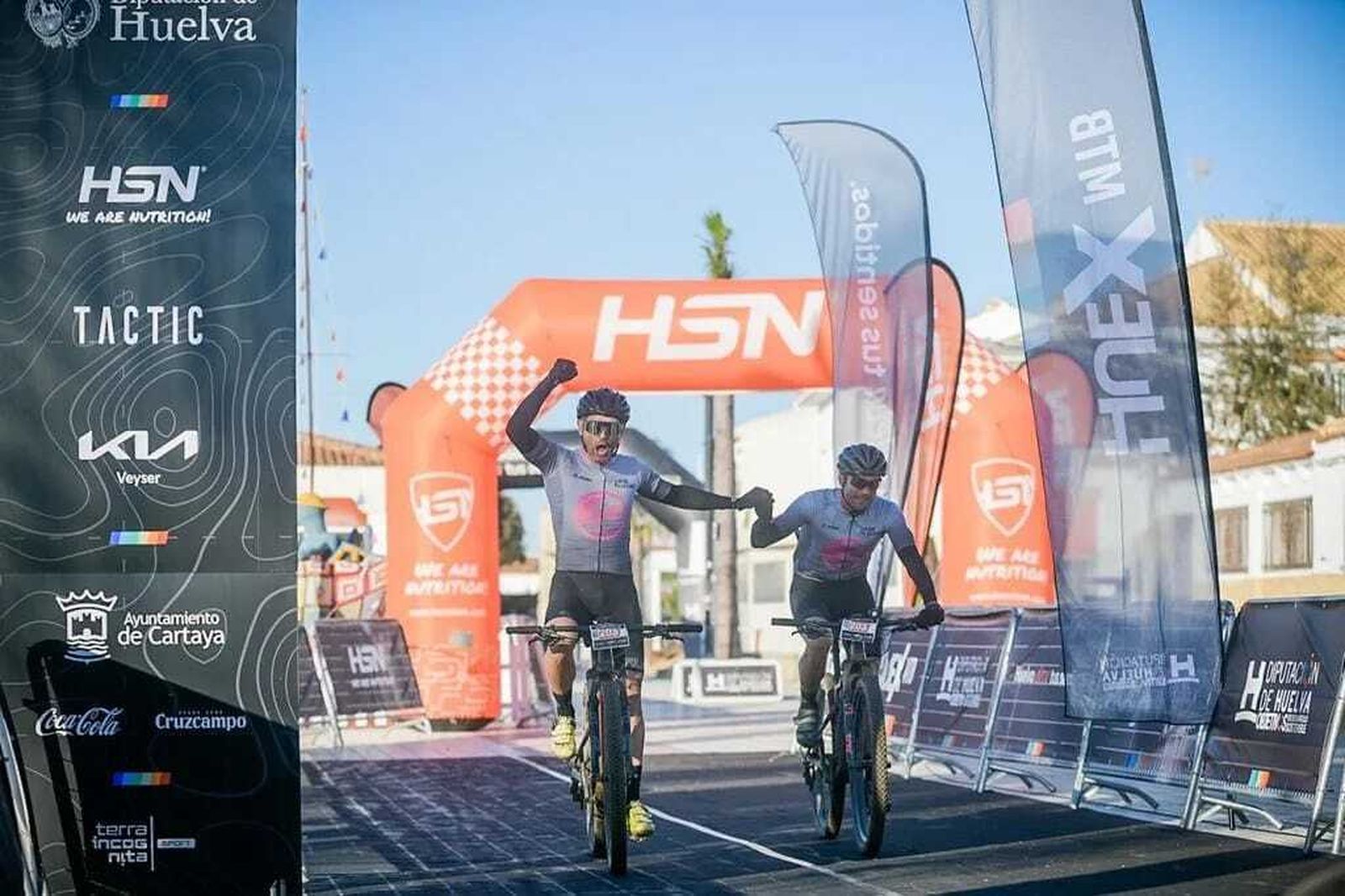 Los ciclistas del club de Medina celebran su triunfo en tierras onubenses.