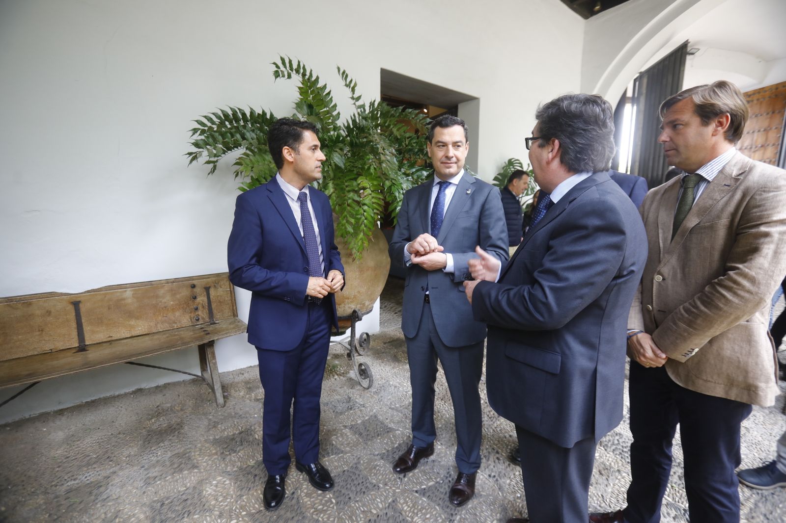 La visita de Juanma Moreno a los Patios de Córdoba, en imágenes.