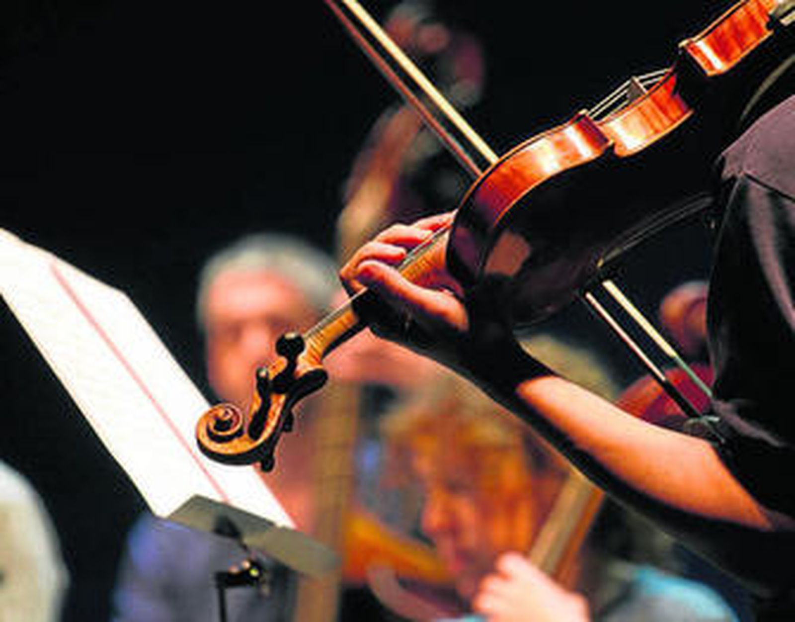 Los intérpretes de la OBS, ayer en el Lope.