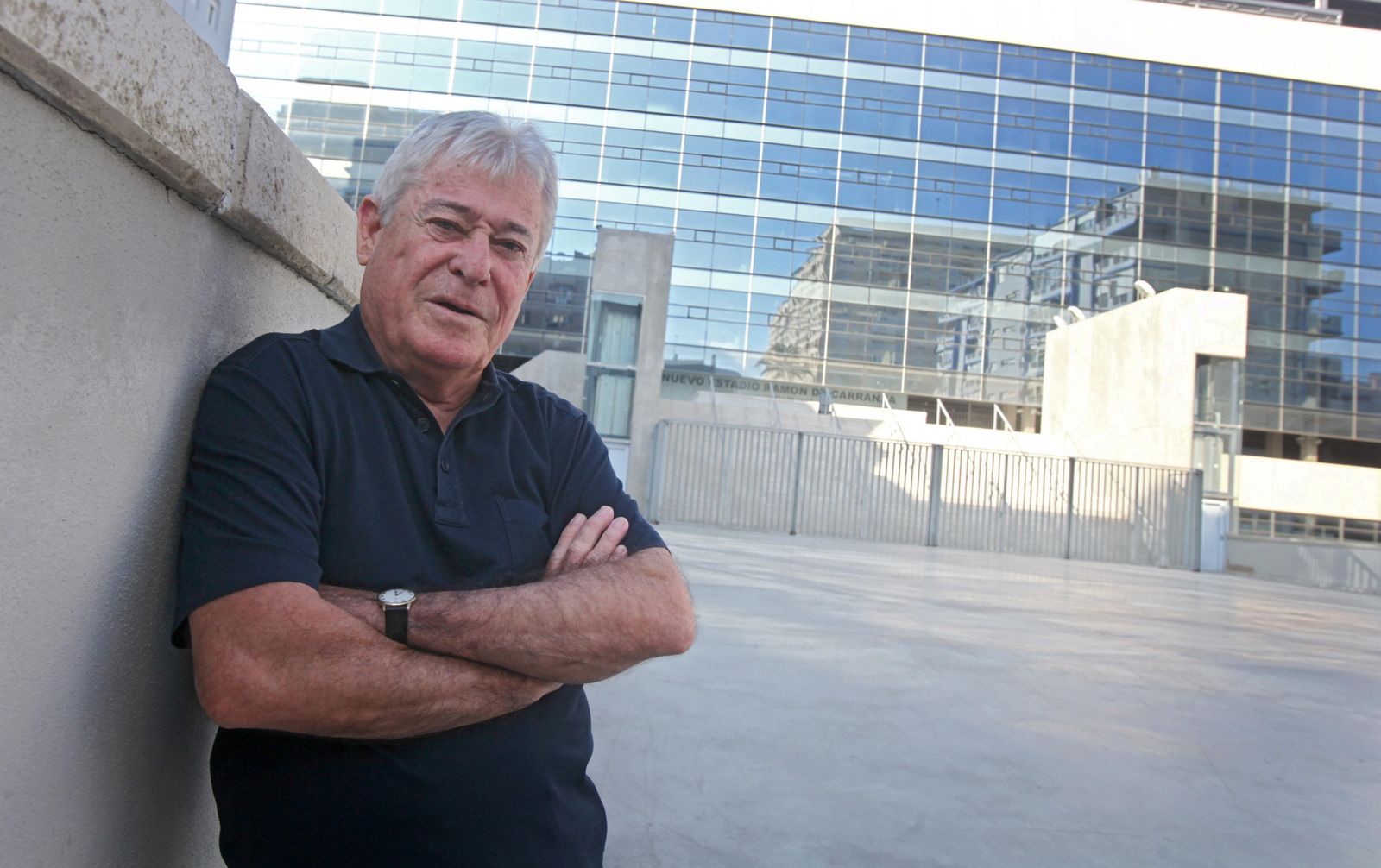 Manolín Bueno delante del estadio.