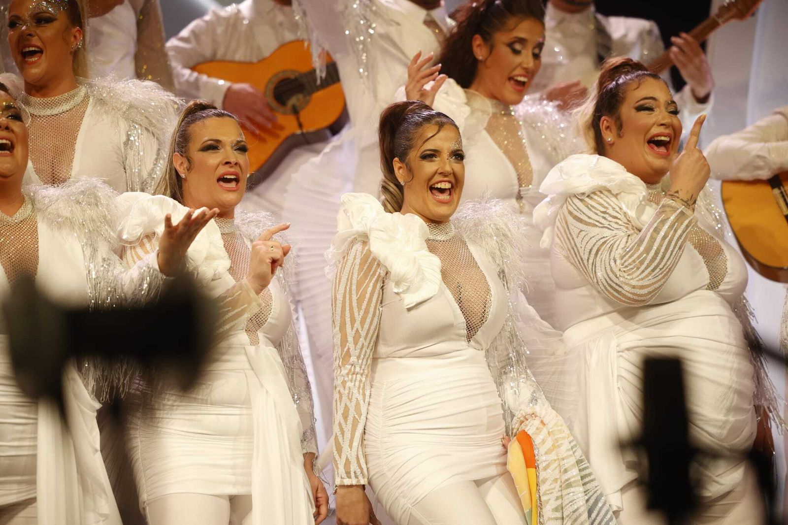 Laura Rivero en el centro durante la actuación de 'La voz'