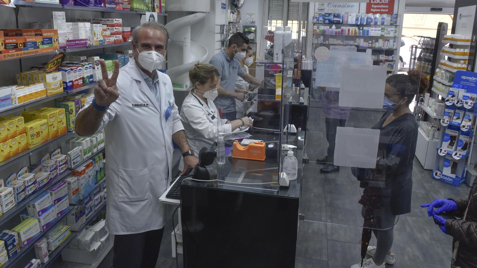 Julio Cansino en su farmacia en Castilleja de la Cuesta.