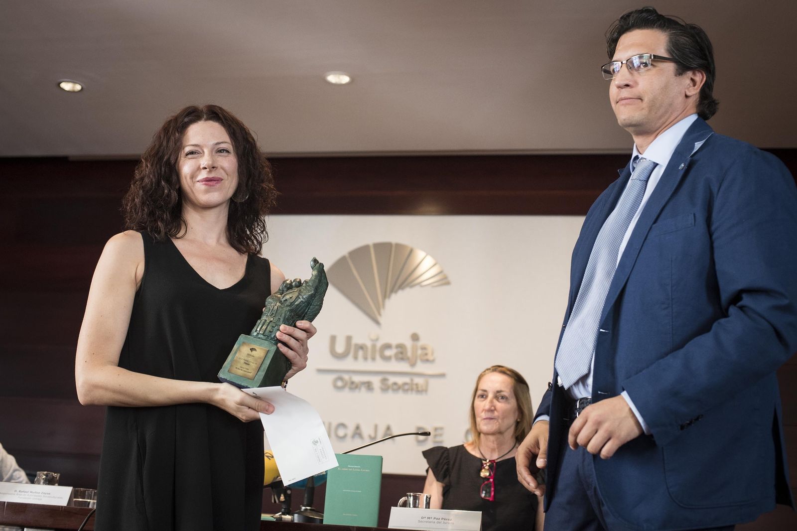 La poeta granadina Nieves Chillón junto al responsable de Actuaciones Socioculturales de la Fundación Unicaja, Rafael Muñoz Zayas.