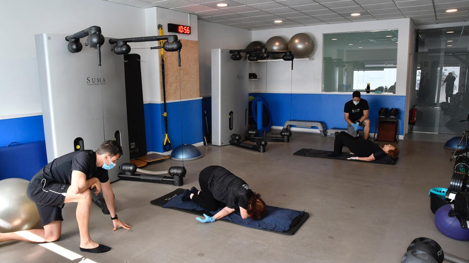 José Ramos y Alejandro Rodríguez con dos alumnas.