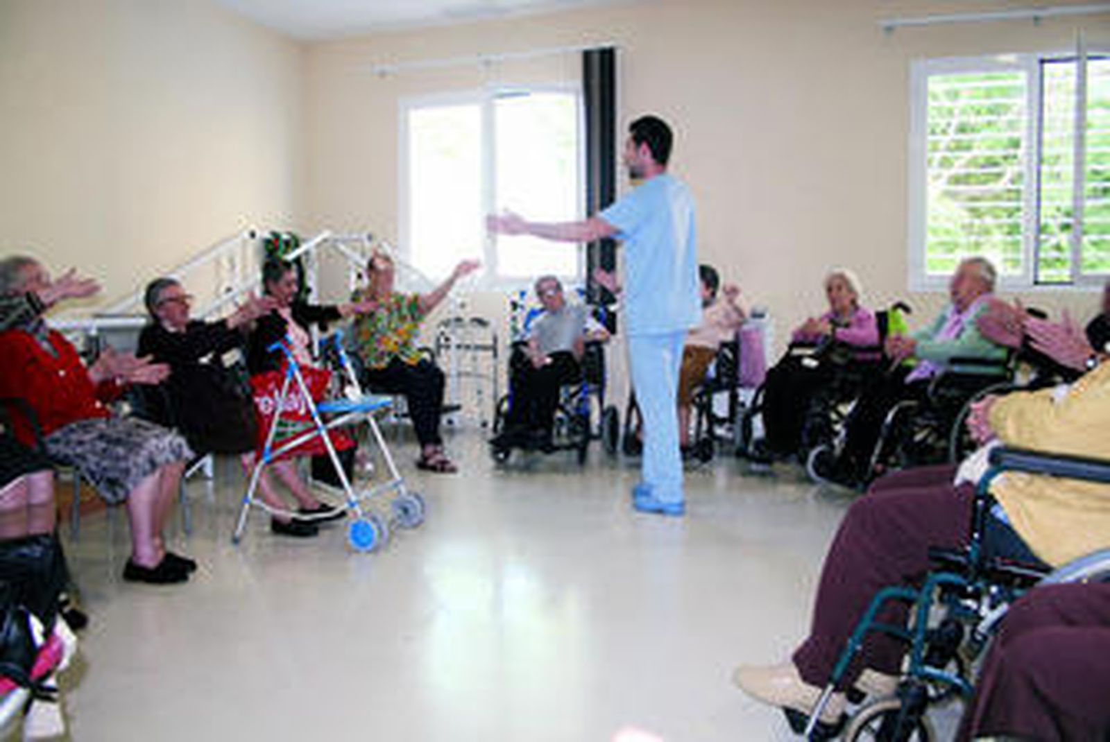 Usuarios de la FOAM en la realización de una tabla de mantenimiento físico del taller de fisioterapia.