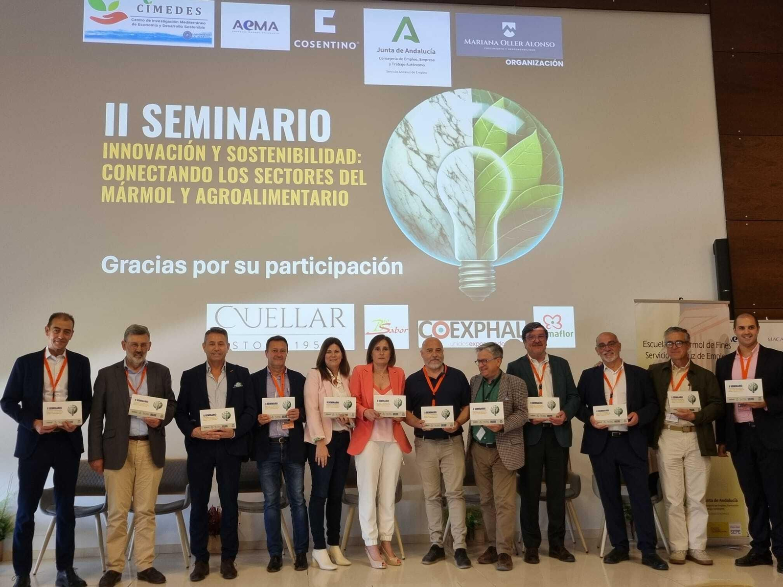 Foto de familia del II Seminario de los sectores de la piedra natural y la agroalimentación, en la sede de Cosentino. Foto de familia del II Seminario de los sectores de la piedra natural y la agroalimentación, en la sede de Cosentino.