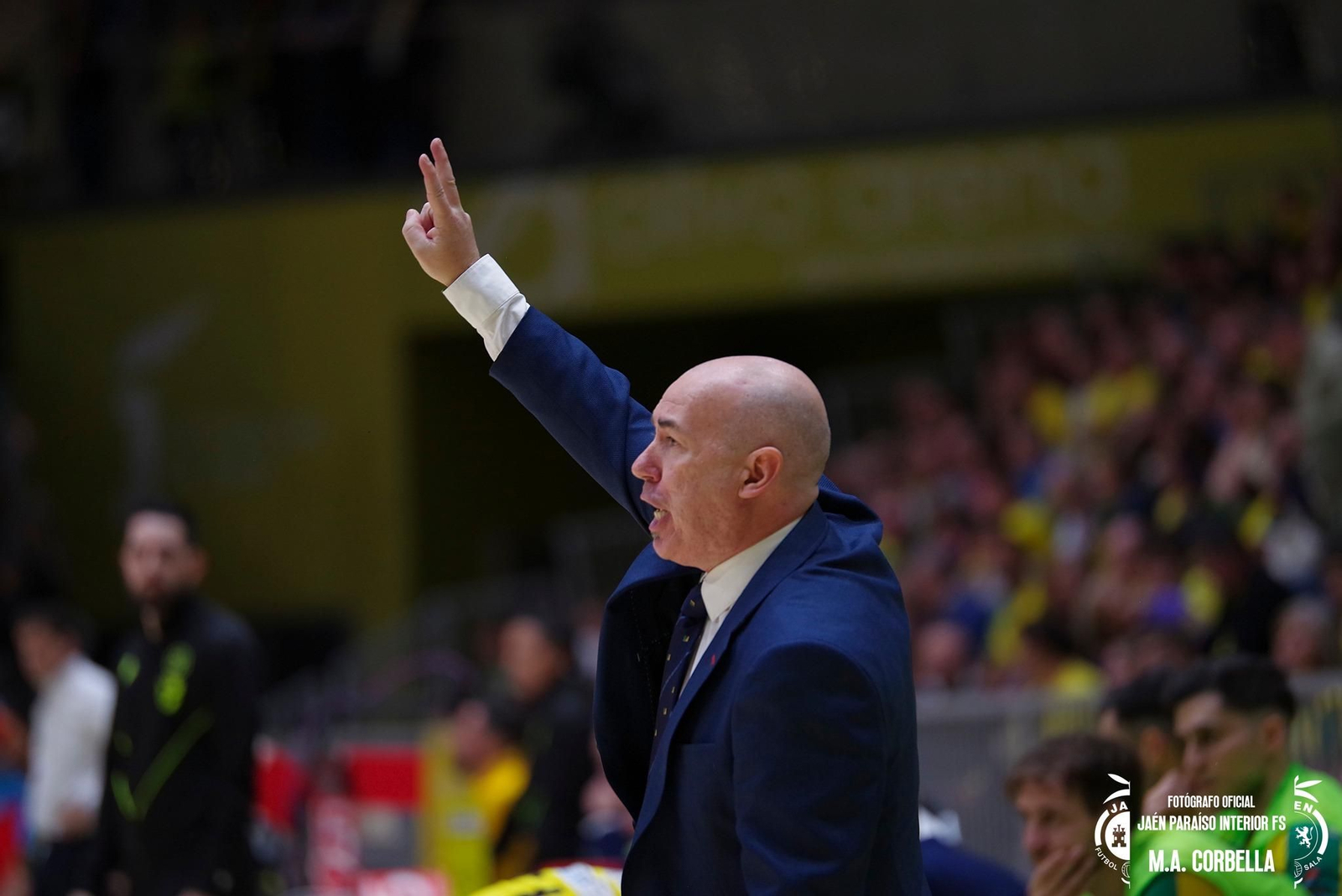 Dani Rodríguez señala una jugada a sus jugadores durante el choque ante Jimbee Cartagena.