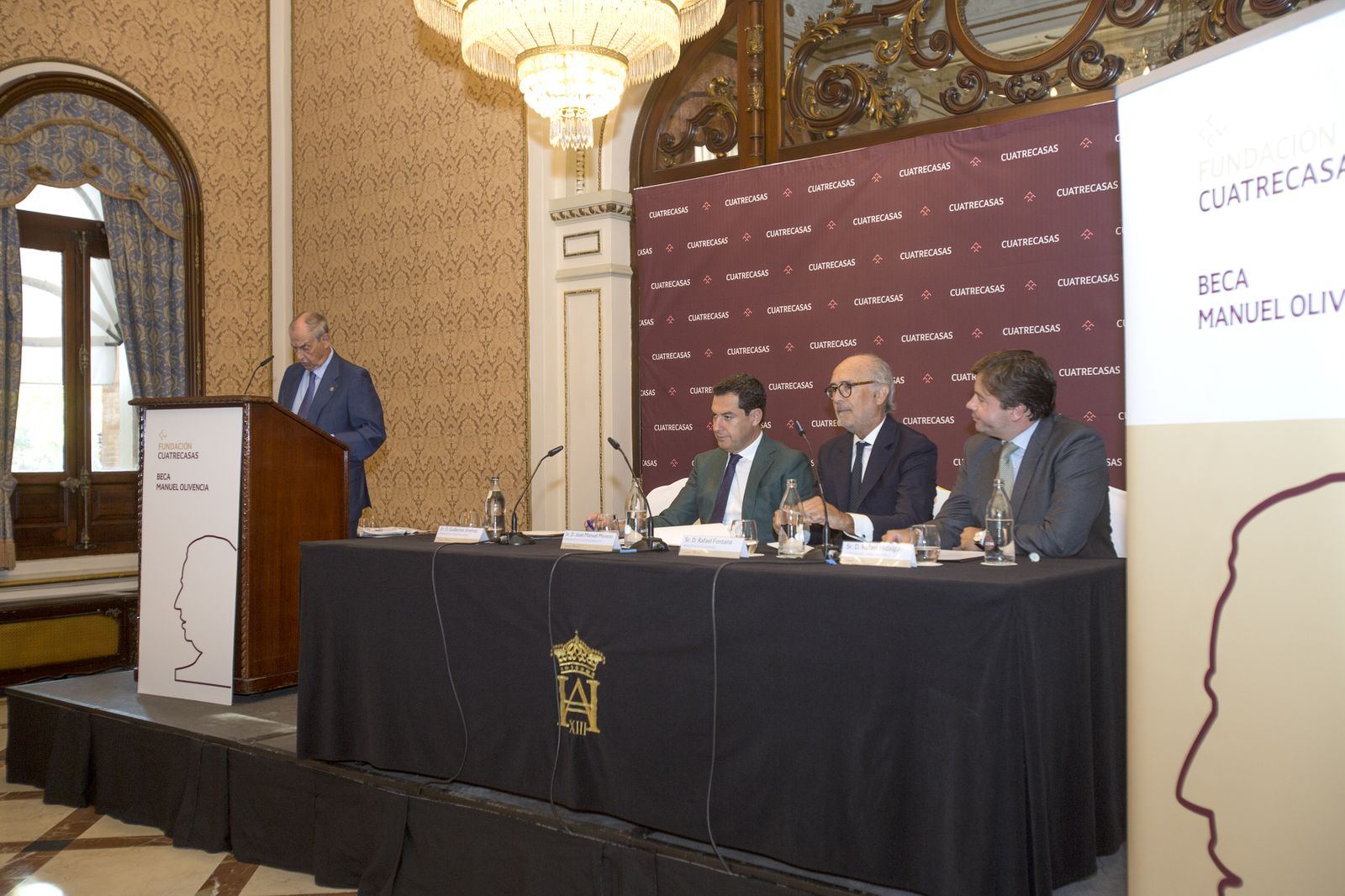 Las imágenes de la entrega de la Beca Manuel Olivencia