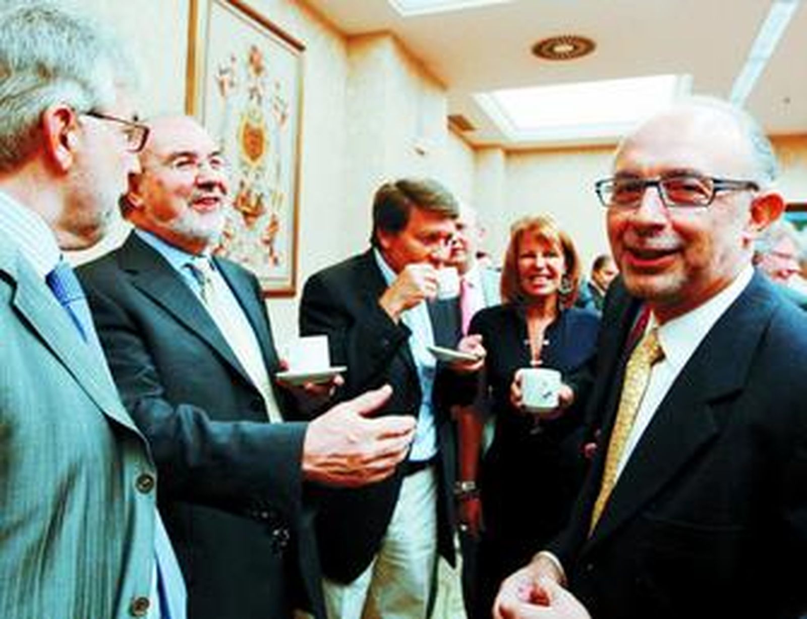 Solbes no ve salidas antes de 2010 a una crisis "que debemos pagar todos"