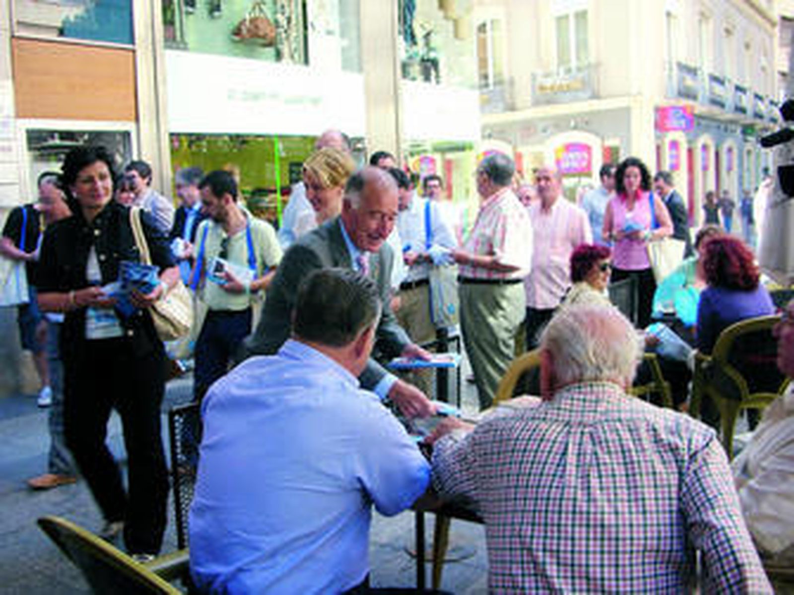 Gabriel Amat y cargos populares en uno de sus últimos repartos de propaganda electoral.