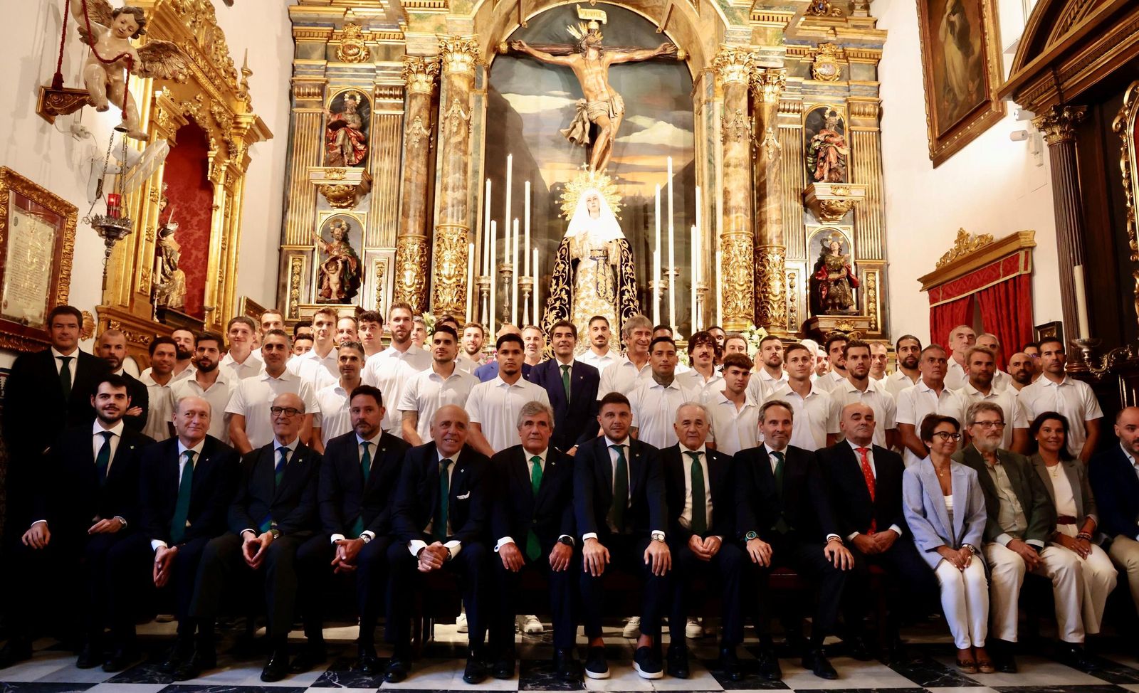 Ofrenda floral del Betis en la iglesia del Museo.