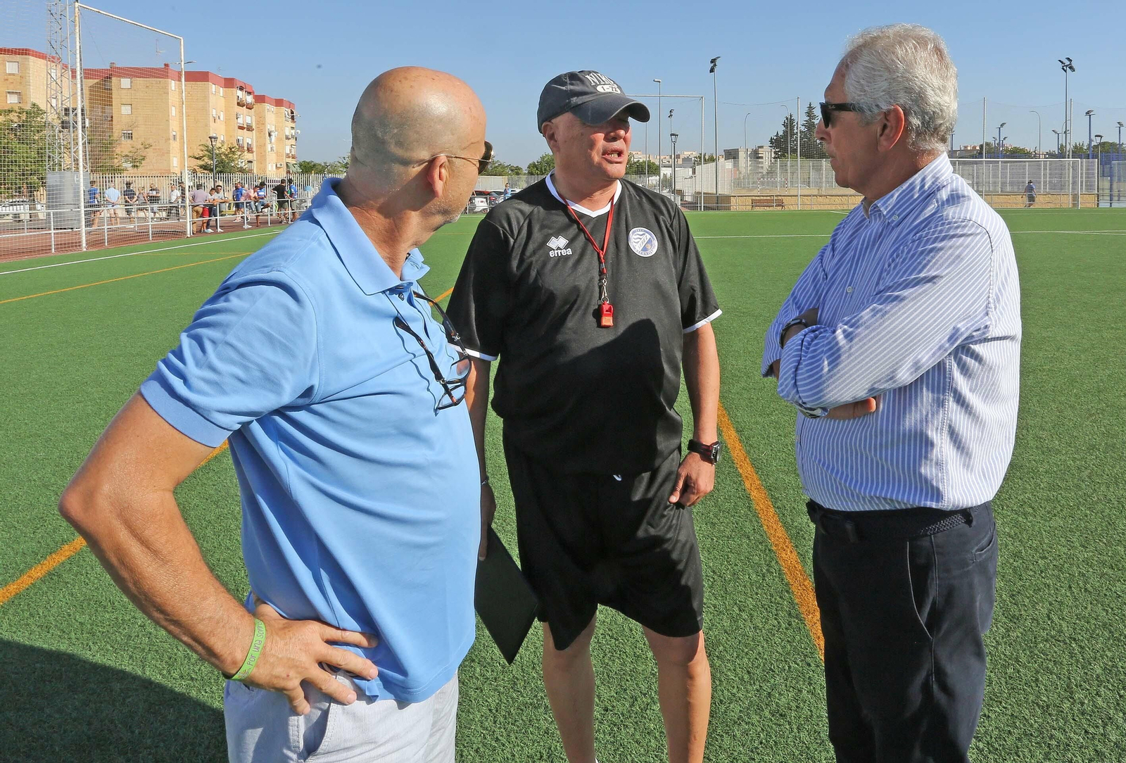 Rafael Coca, presidente del Xerez DFC, charla con Andrés García Tébar en presencia de Juan Bellido, vicepresidente.