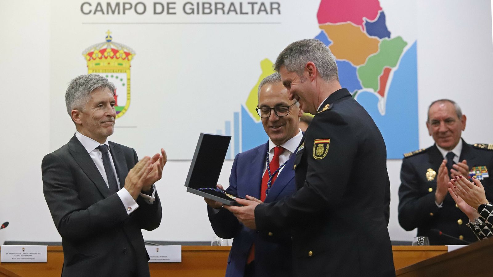 Fotos del acto de entrega de la Medalla de la Mancomunidad a la Policía Nacional