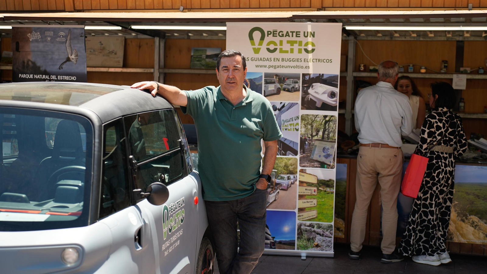 Muchas personas se reunen en la Plaza Alta, bailando y comiendo paella junto a la Feria de los Parques Naturales de Cádiz