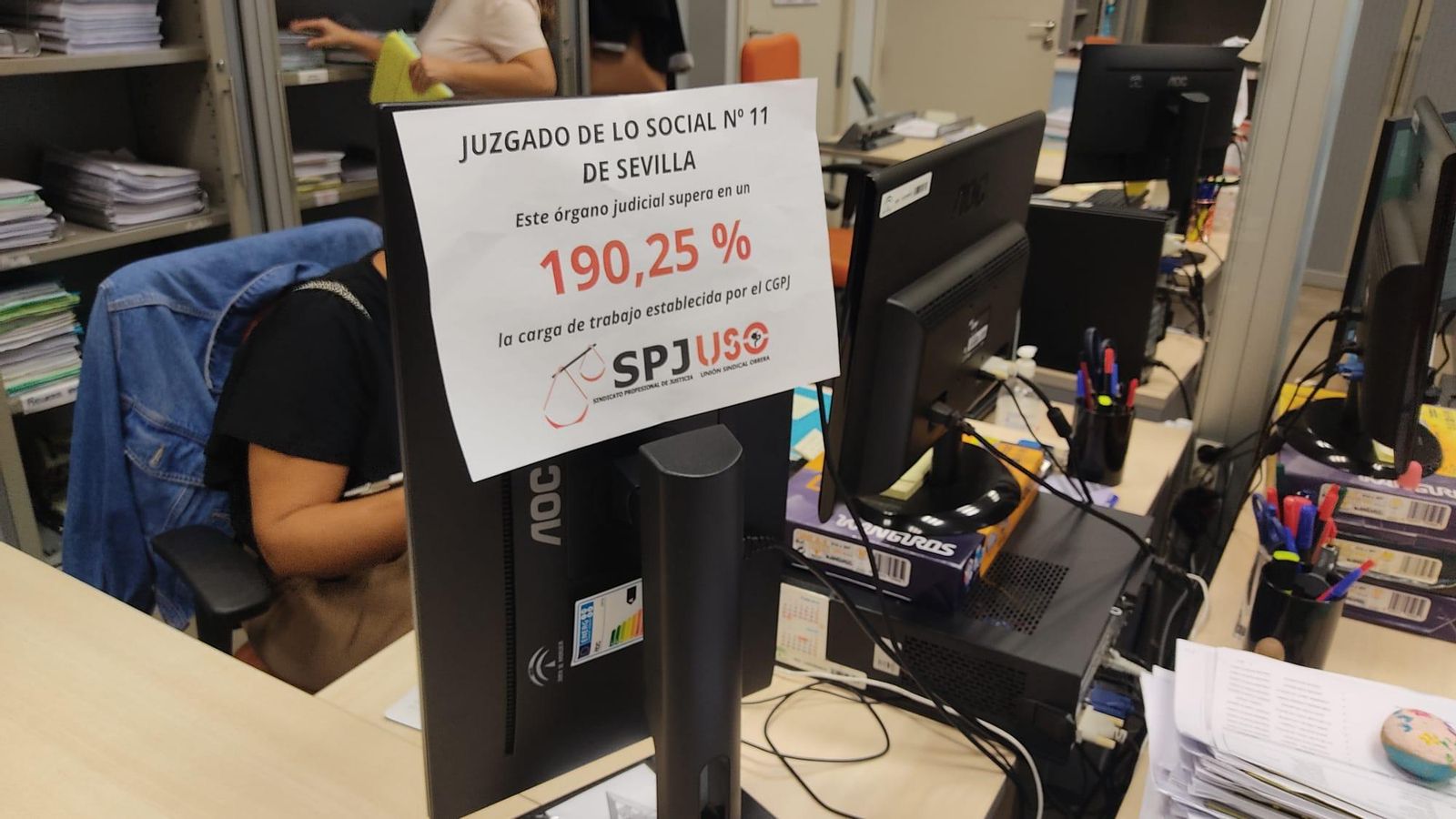 Un cartel de protesta en la pantalla de un ordenador de un funcionario.