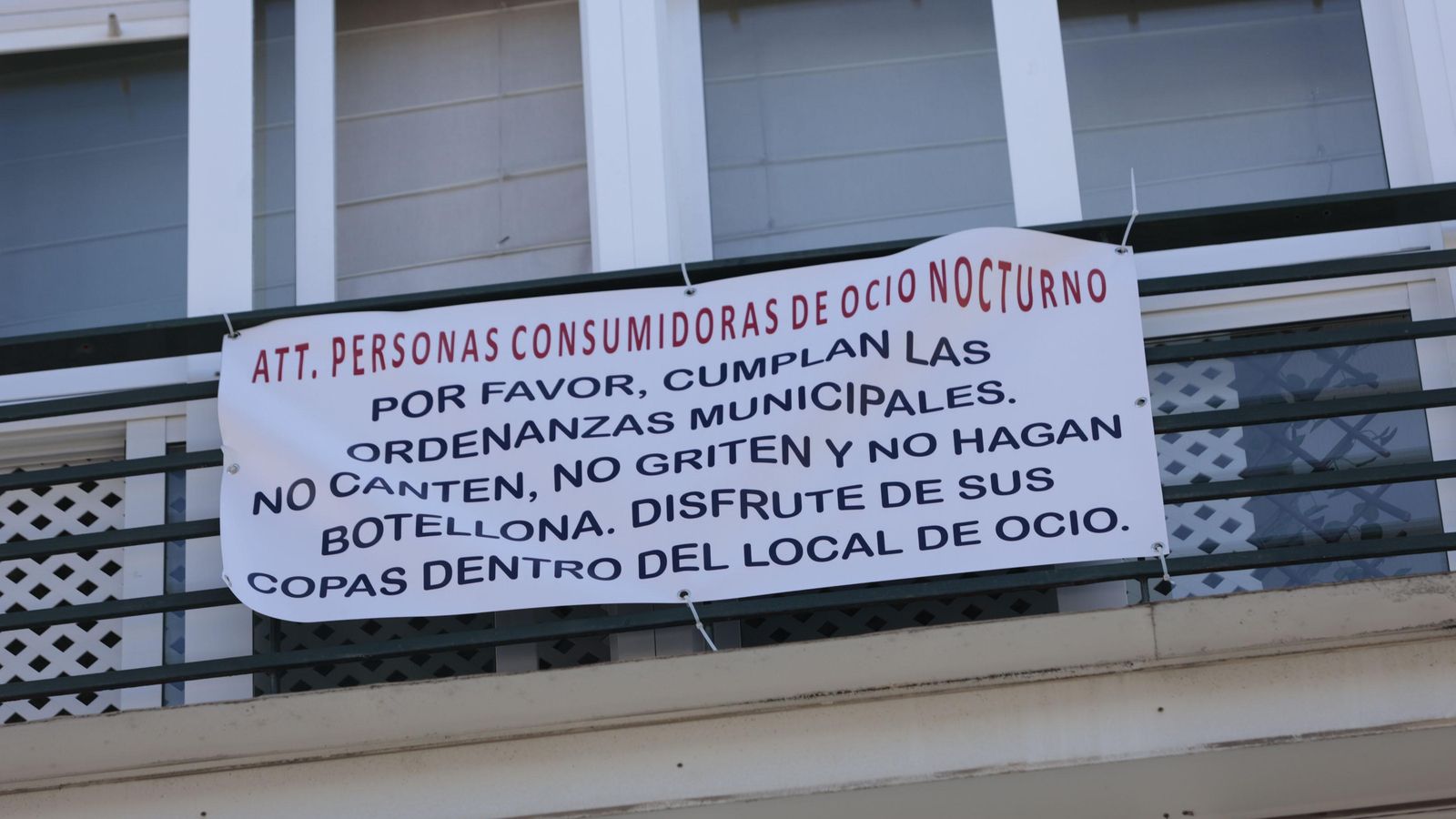 Más carteles pidiendo que se cumplan las ordenanzas municipales.