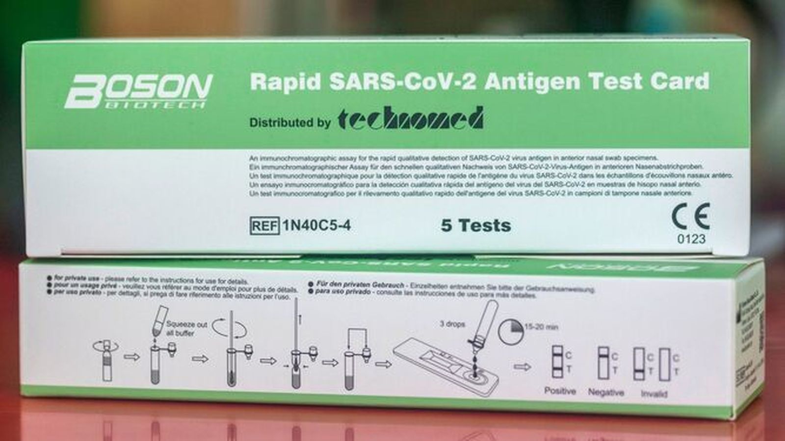 Dos cajas con cinco unidades de autotest de antígenos que ya se venden en las farmacias sin receta médica.