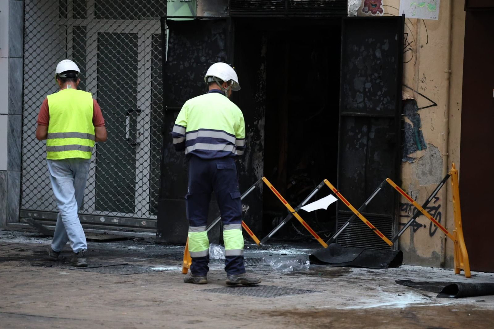 Actuación de los bomberos junto al Teatro del Soho de Málaga