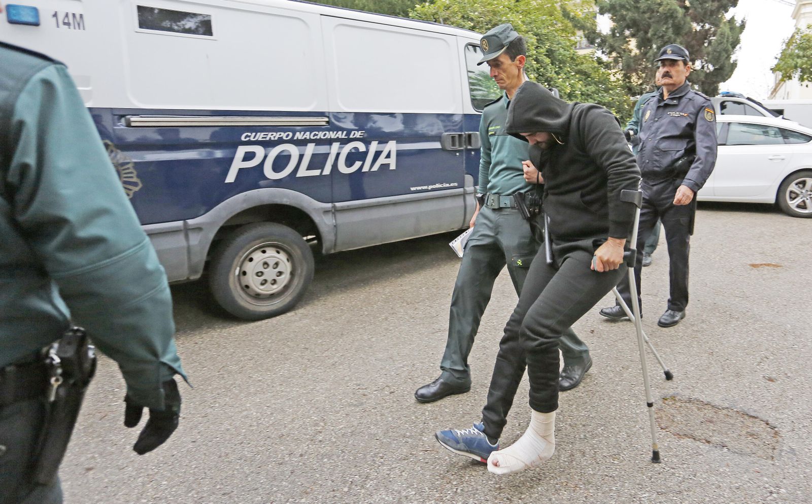 Jorge Venegas, acompañado por la Guardia Civil, camino de los Juzgados.