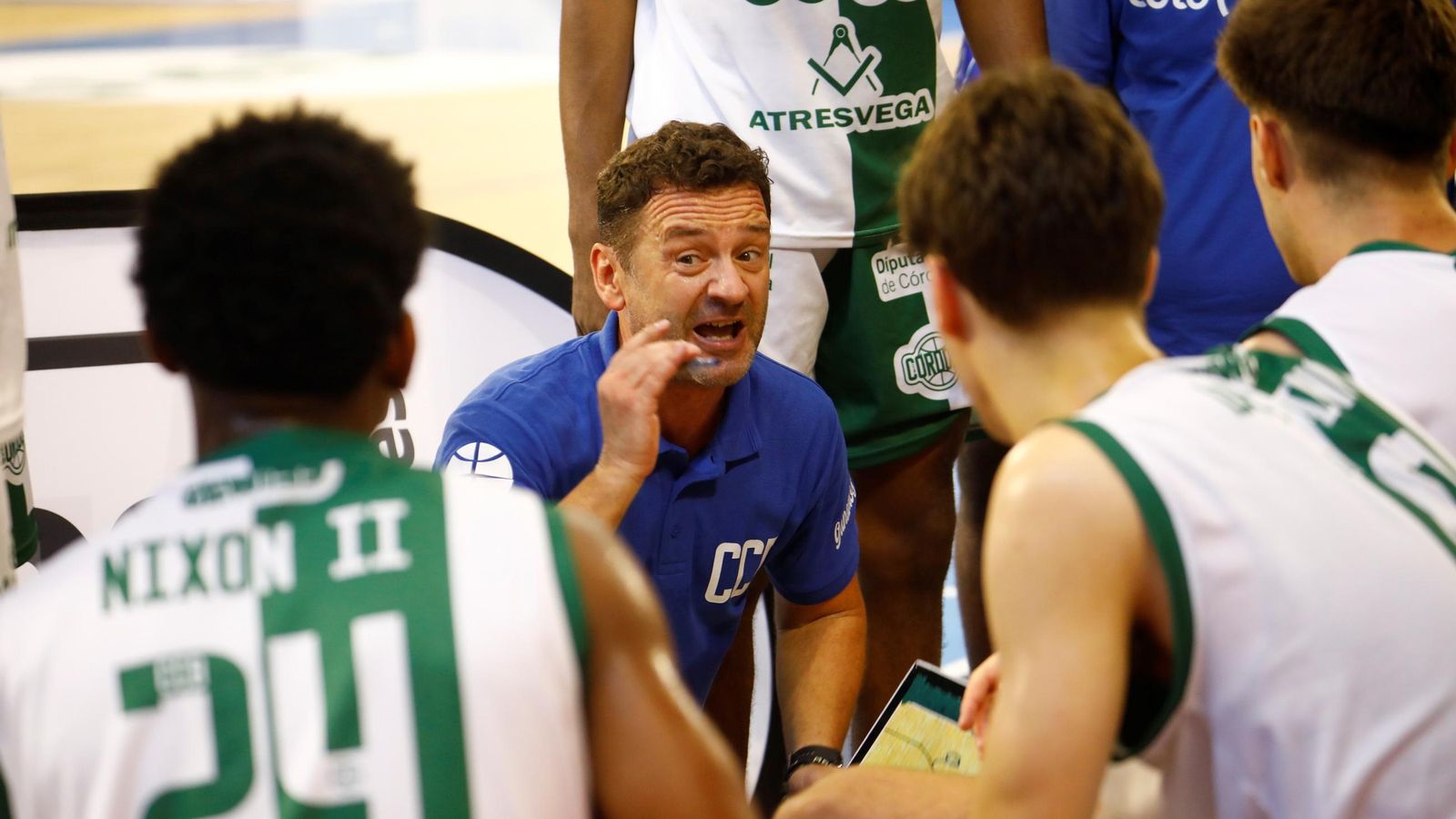 Alfedo Gálvez da órdenes a sus jugadores durante un tiempo muerto.