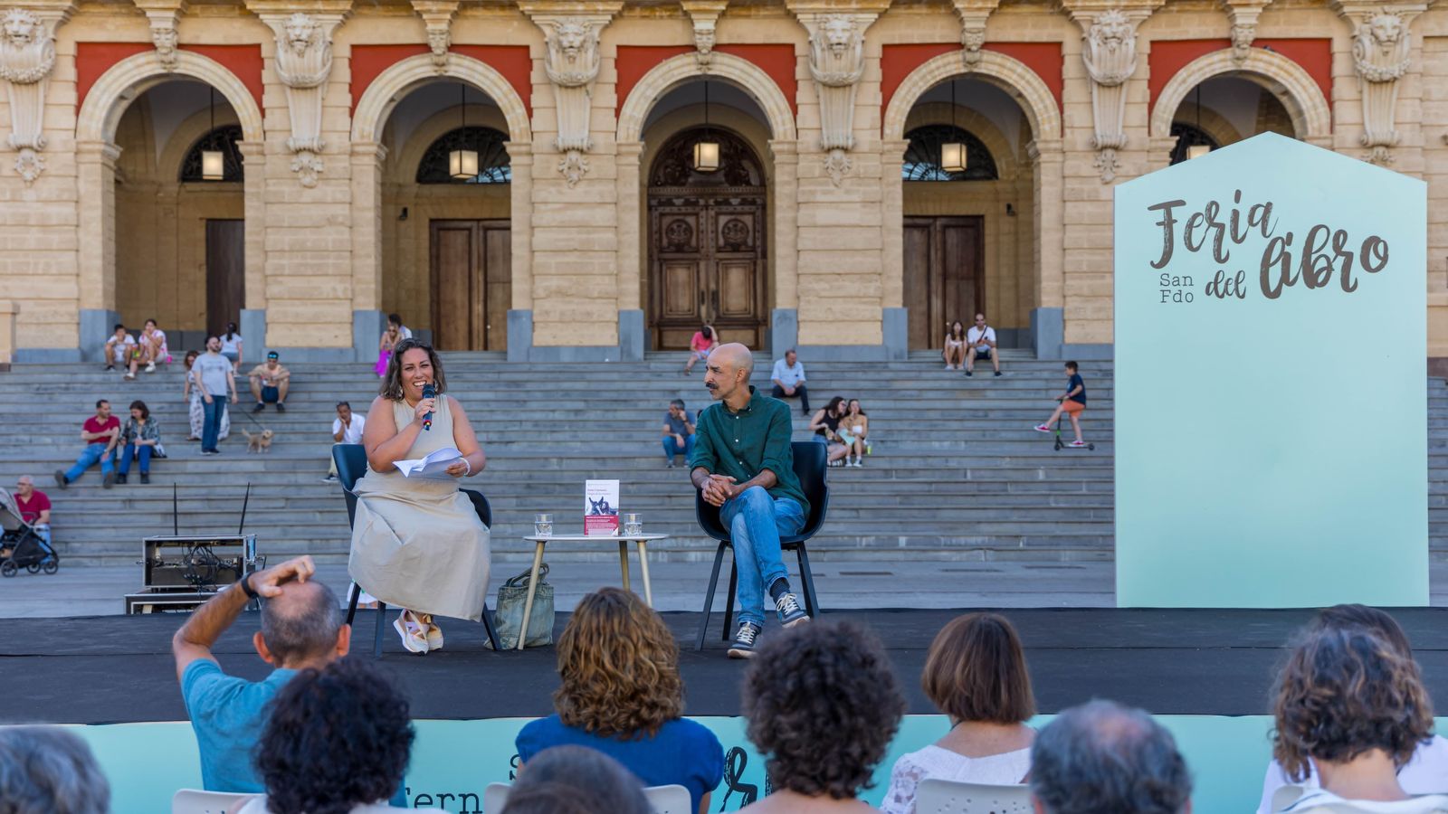 Jesús Carrasco junto a Tamara García en la presentación del libro 'Elogio de las manos' en la Feria del Libro.
