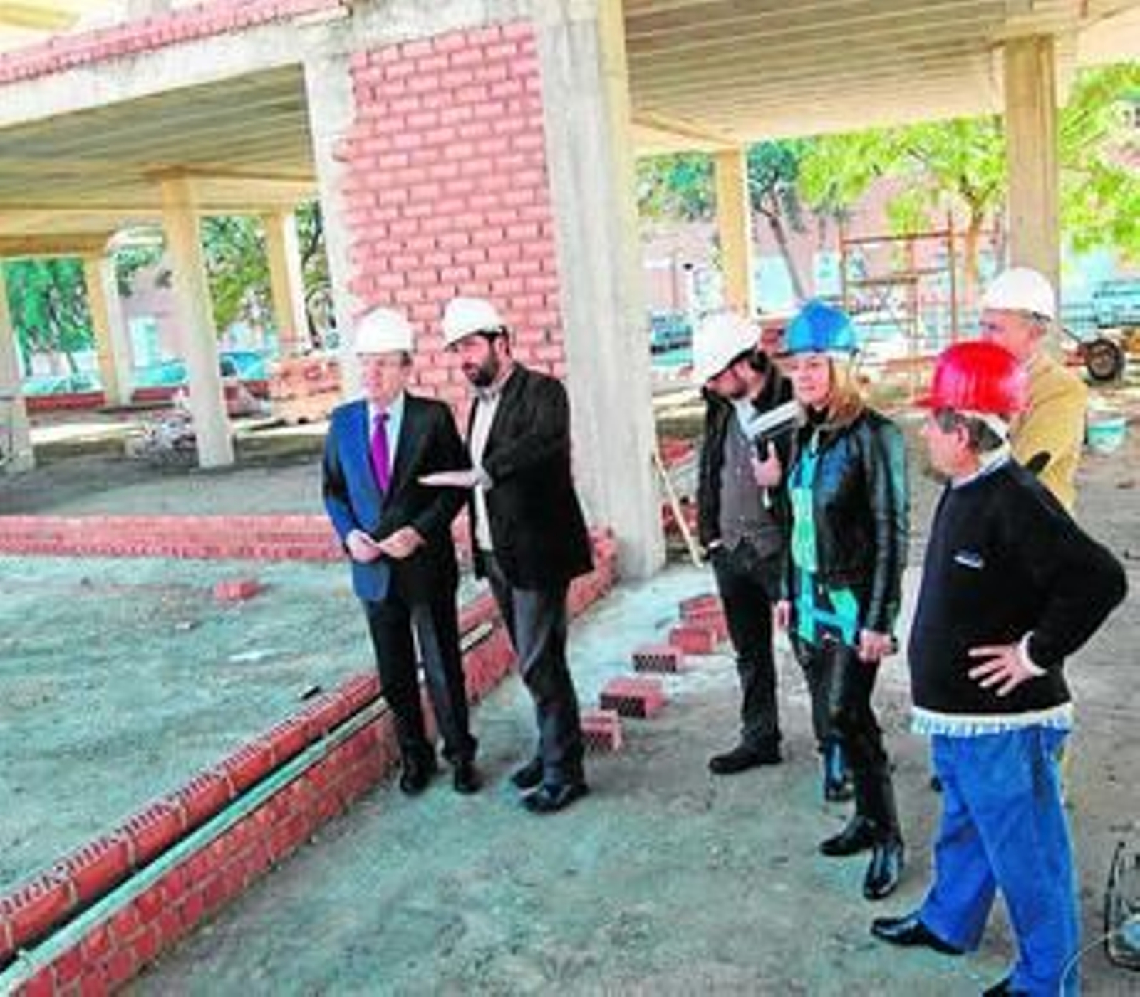 Un momento de la visita del alcalde a las obras de la sede.