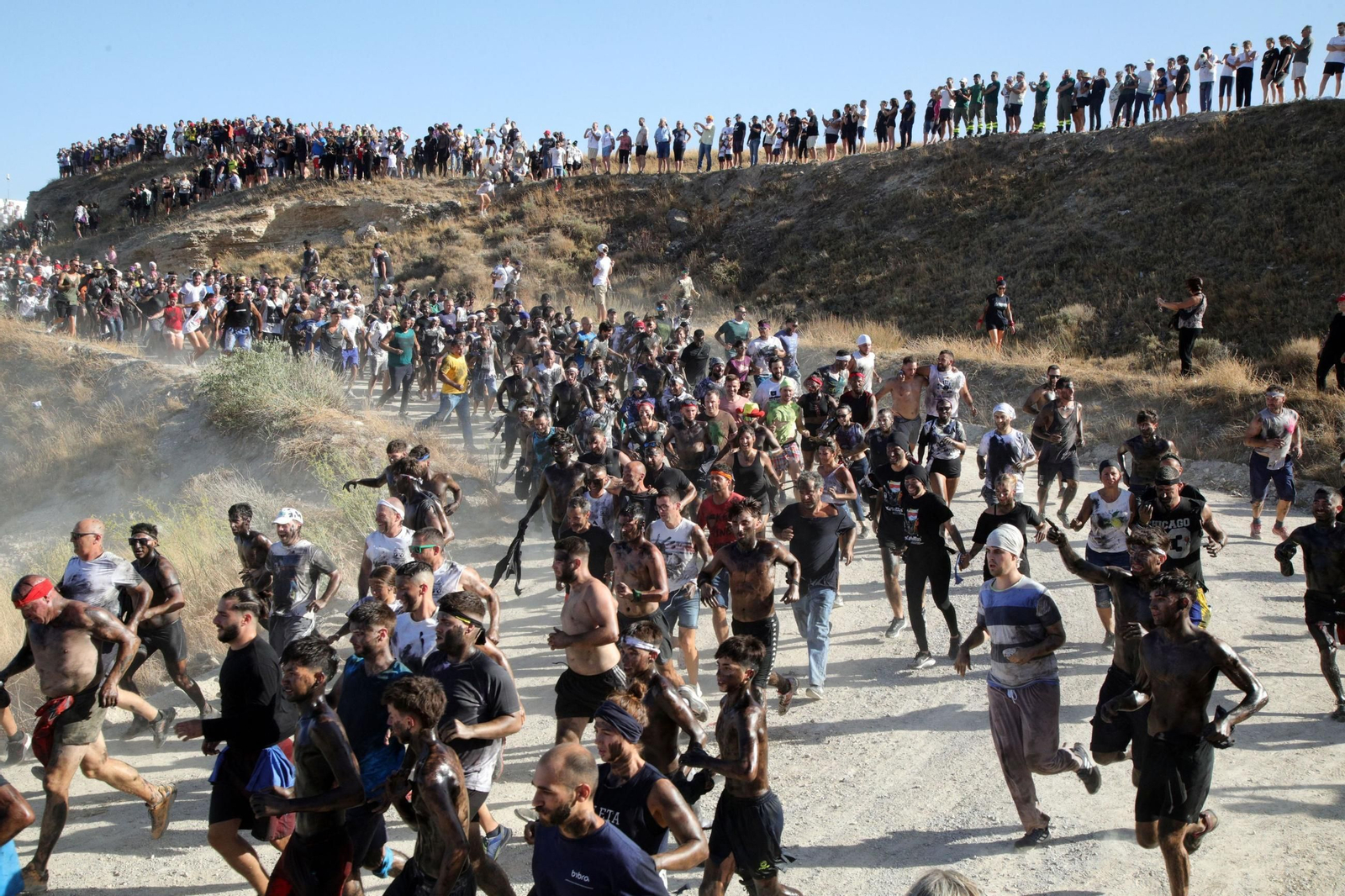 Los bastetanos bajan a la carrera el cerro de Las Arrodeas durante la celebración del Cascamorras