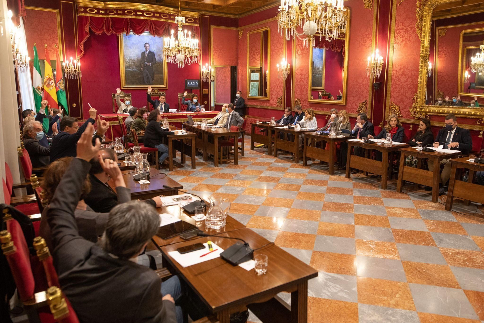 Los concejales municipales de Granada votan a mano alzada uno de los puntos tratados en el pleno extraordinario