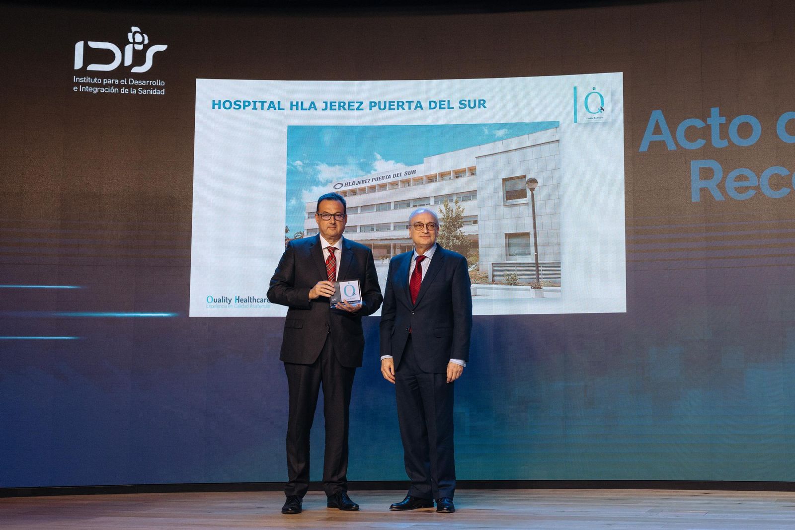 Antonio Amaya, recibiendo el ‘Reconocimiento QH’ de calidad asistencial.