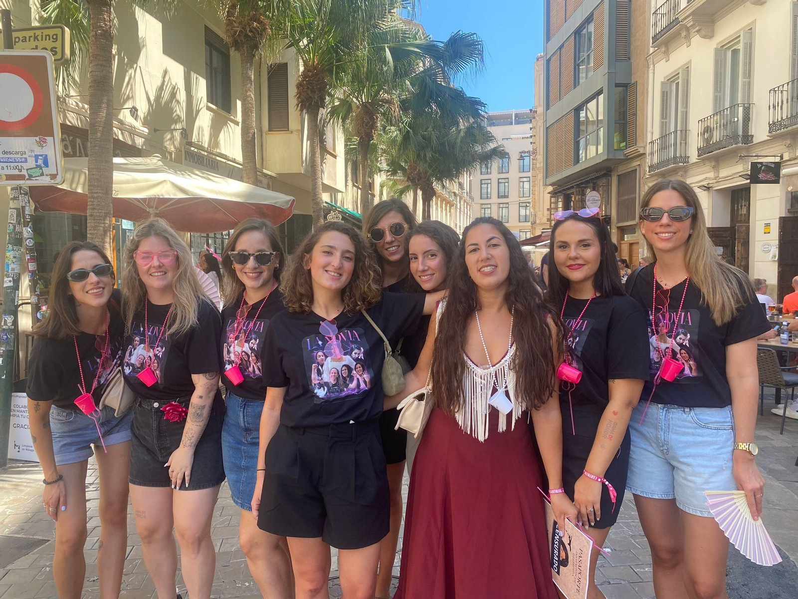 Martay sus amigas en la plaza Uncibay.