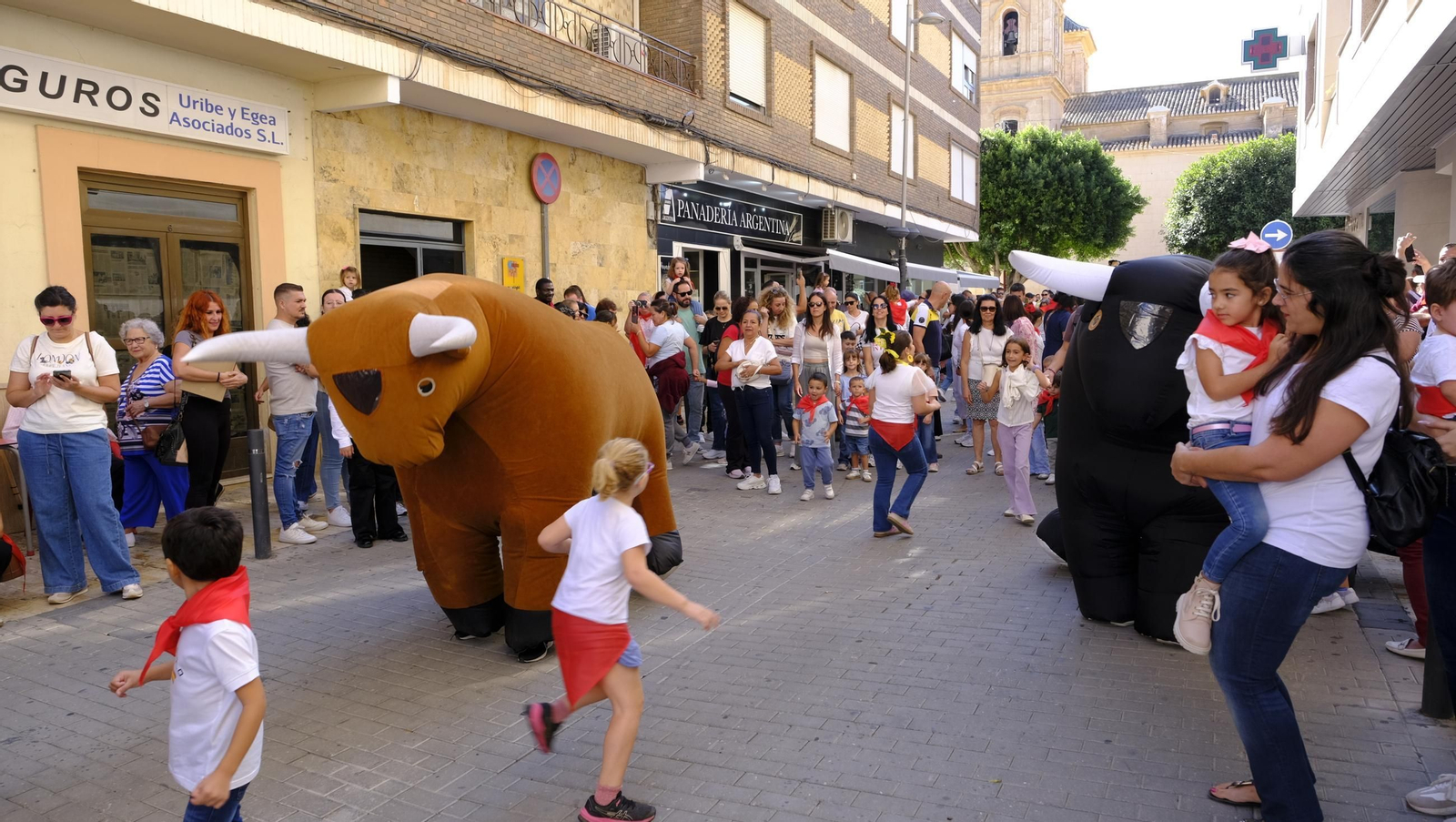 Encierro infantil y gigantes y cabezudos en las Fiestas de Huércal Overa, en imágenes