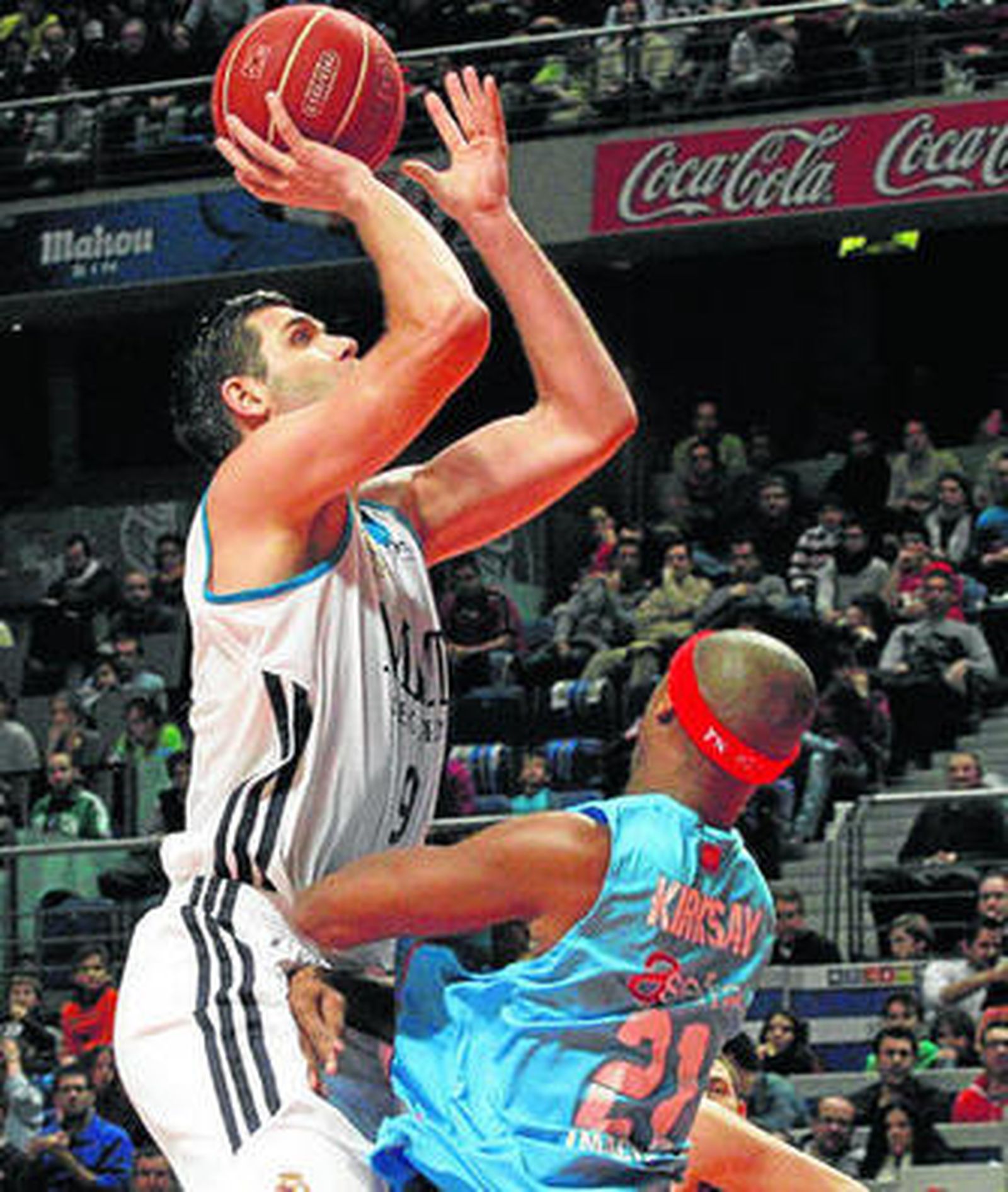 Felipe Reyes se dispone a lanzar ante Kirksay.