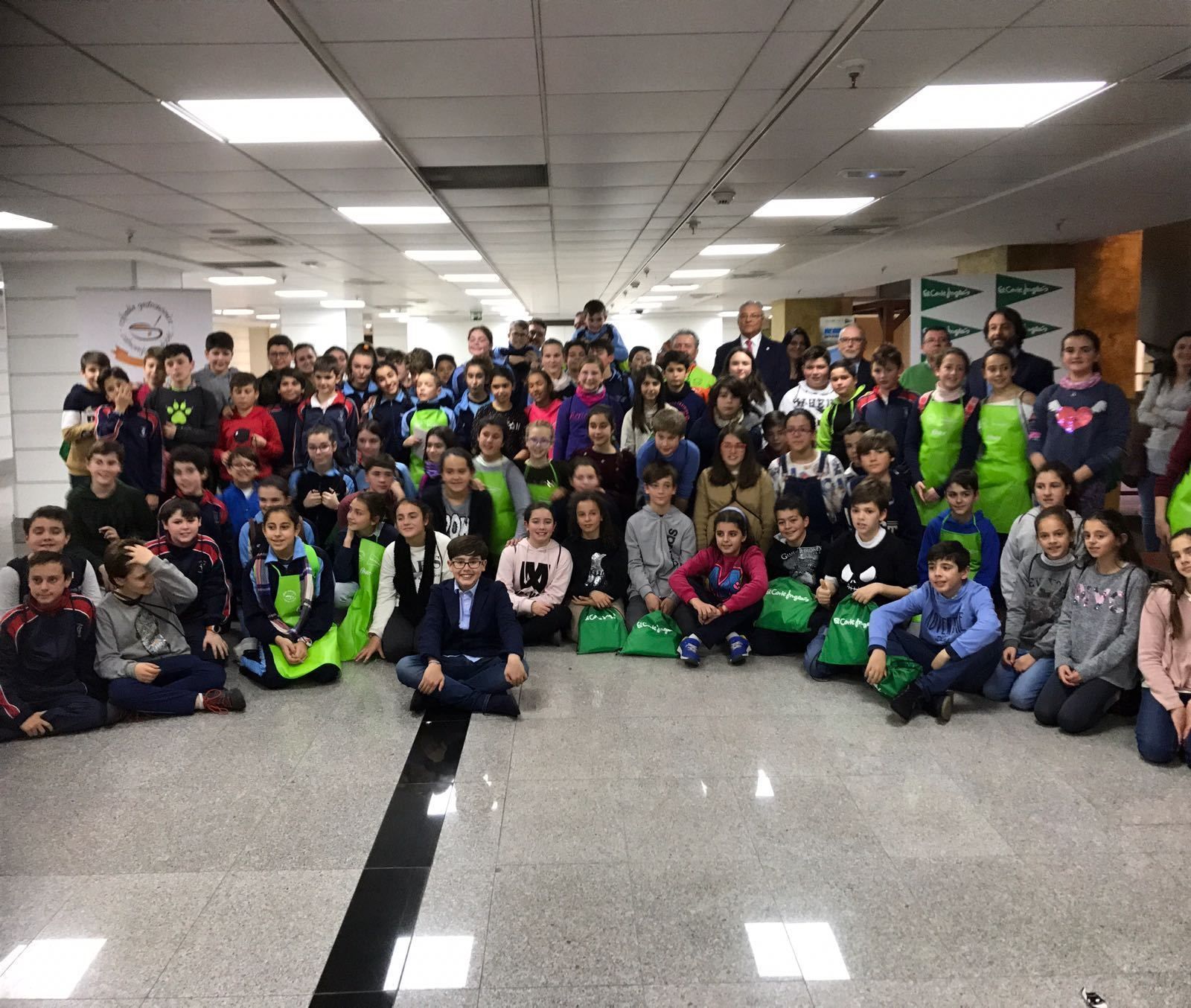 Alumnos participantes en el concurso organizado por la cofradía.