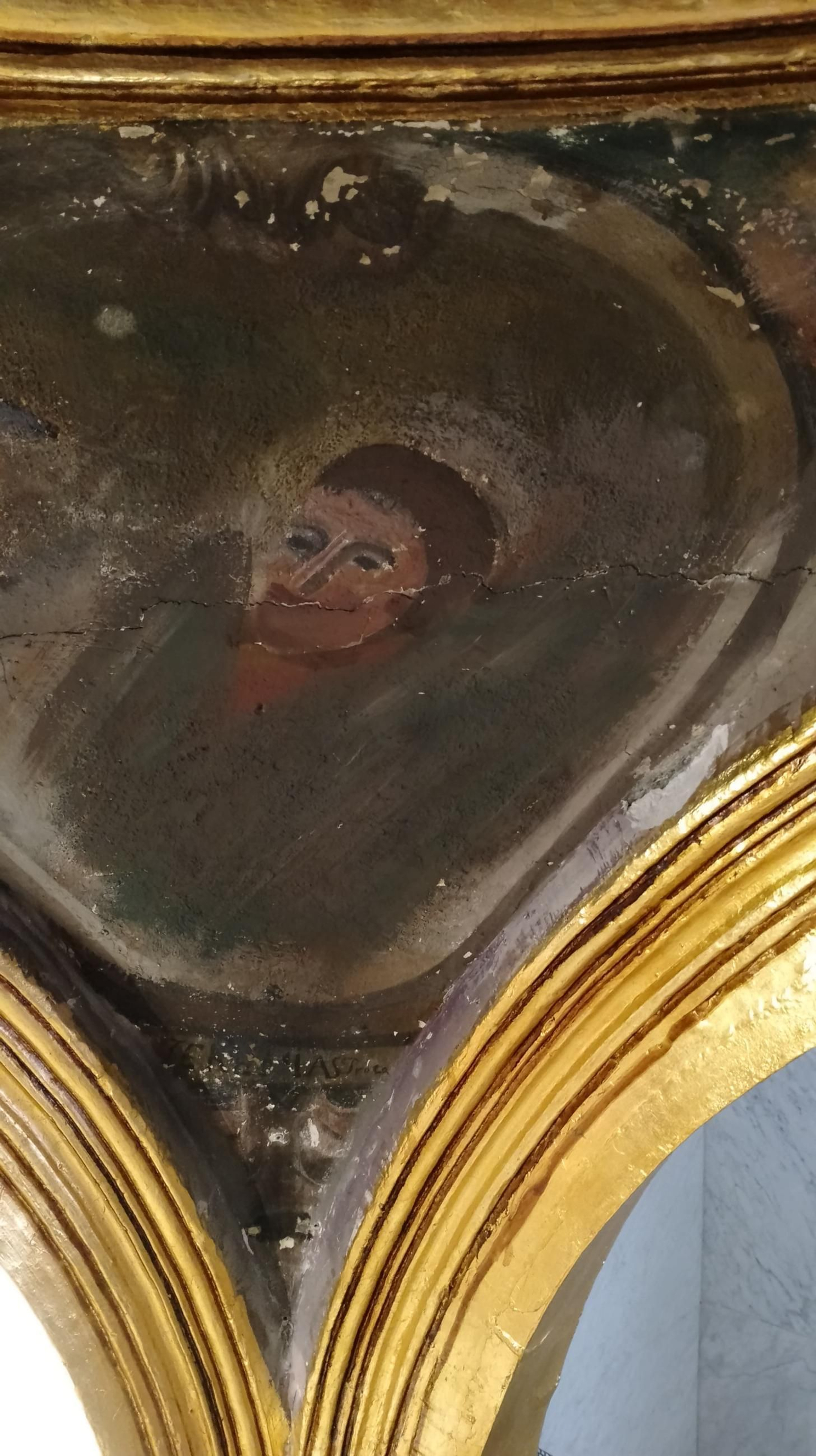 Las restauradoras trabajan en la iglesia de Nuestro Padre Jesús Nazareno