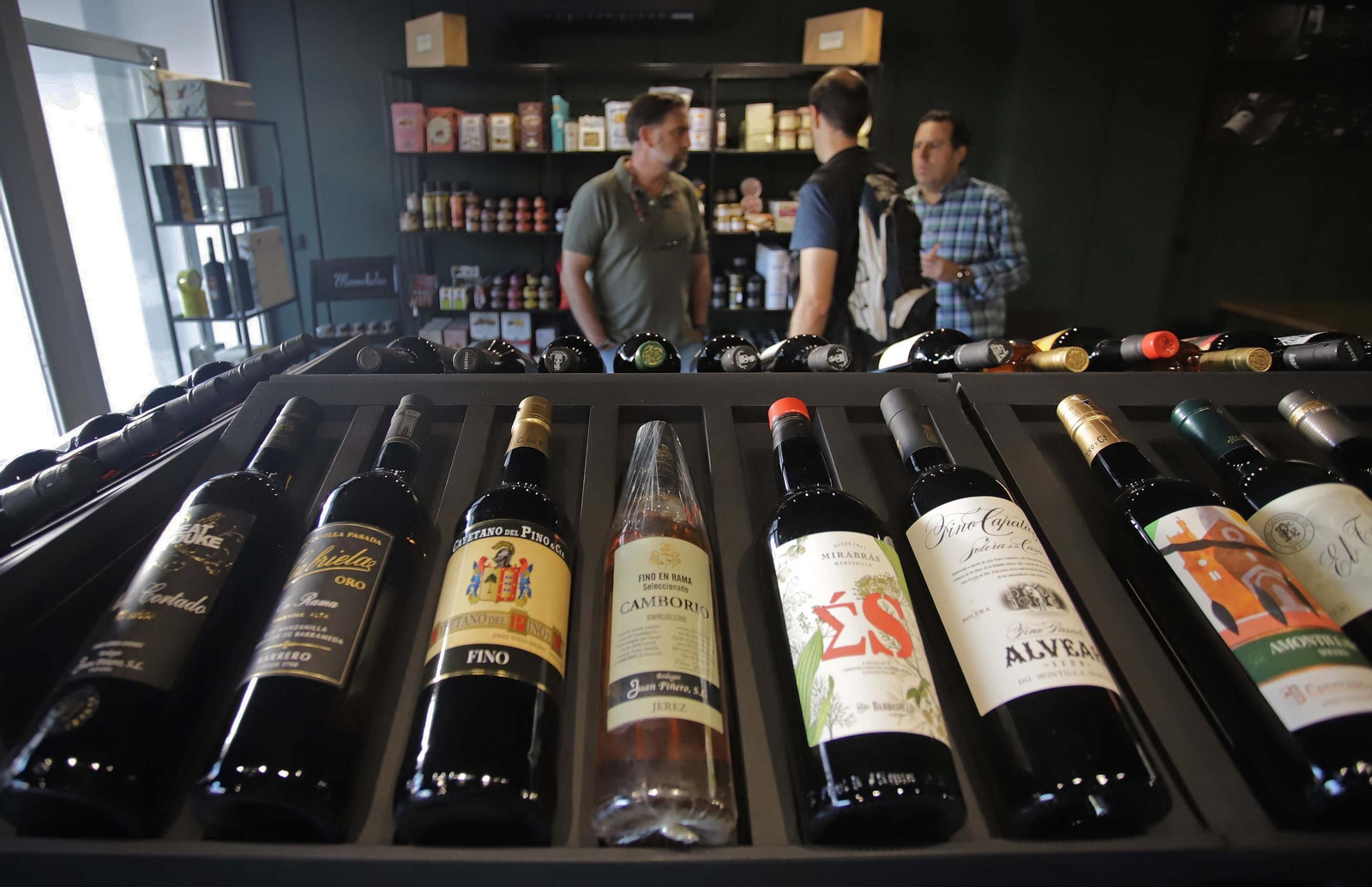 Fotos de la nueva enotienda de 'El Decantador' en Algeciras