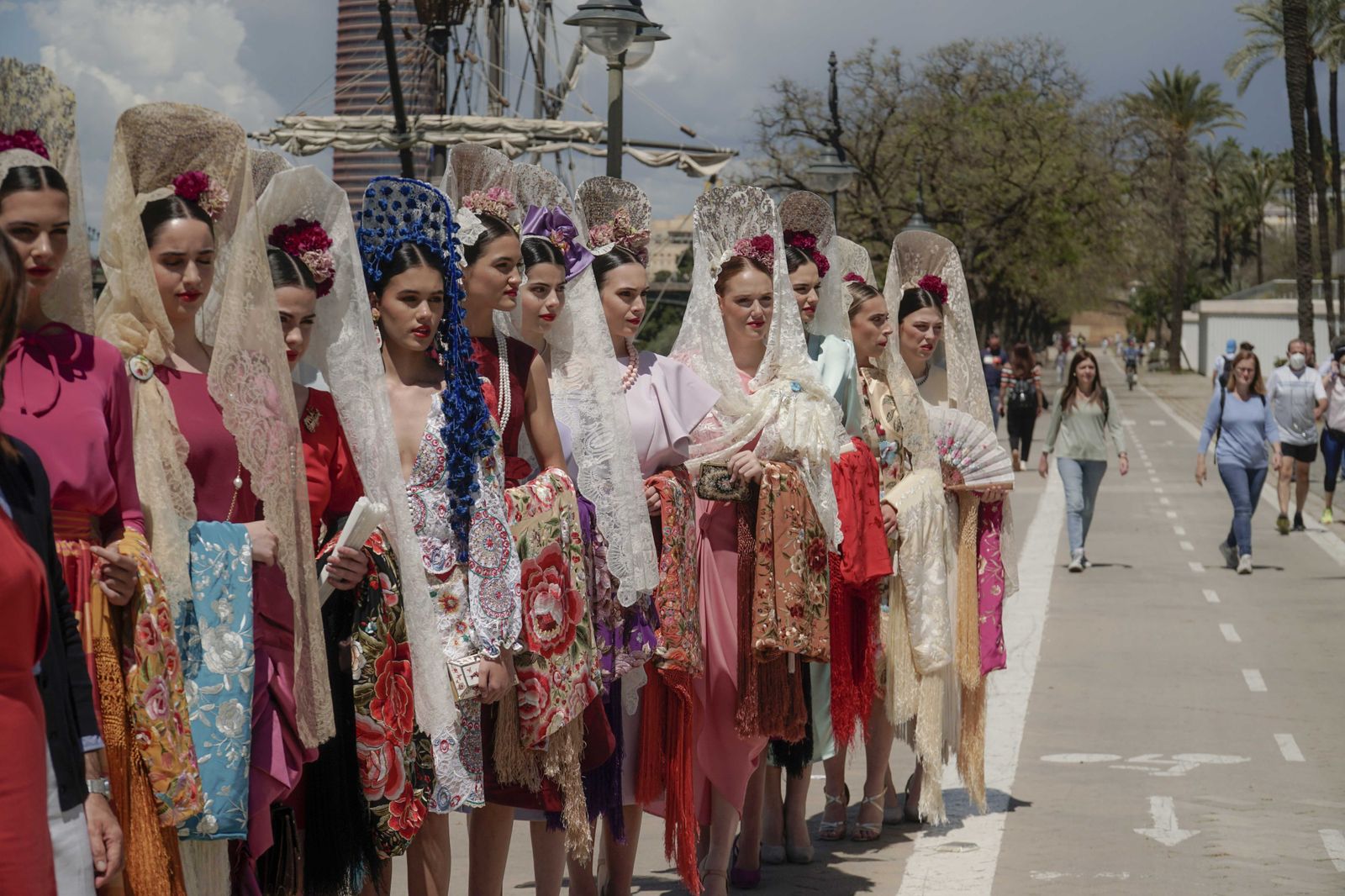 Desfile de mantillas blancas en la preferia
