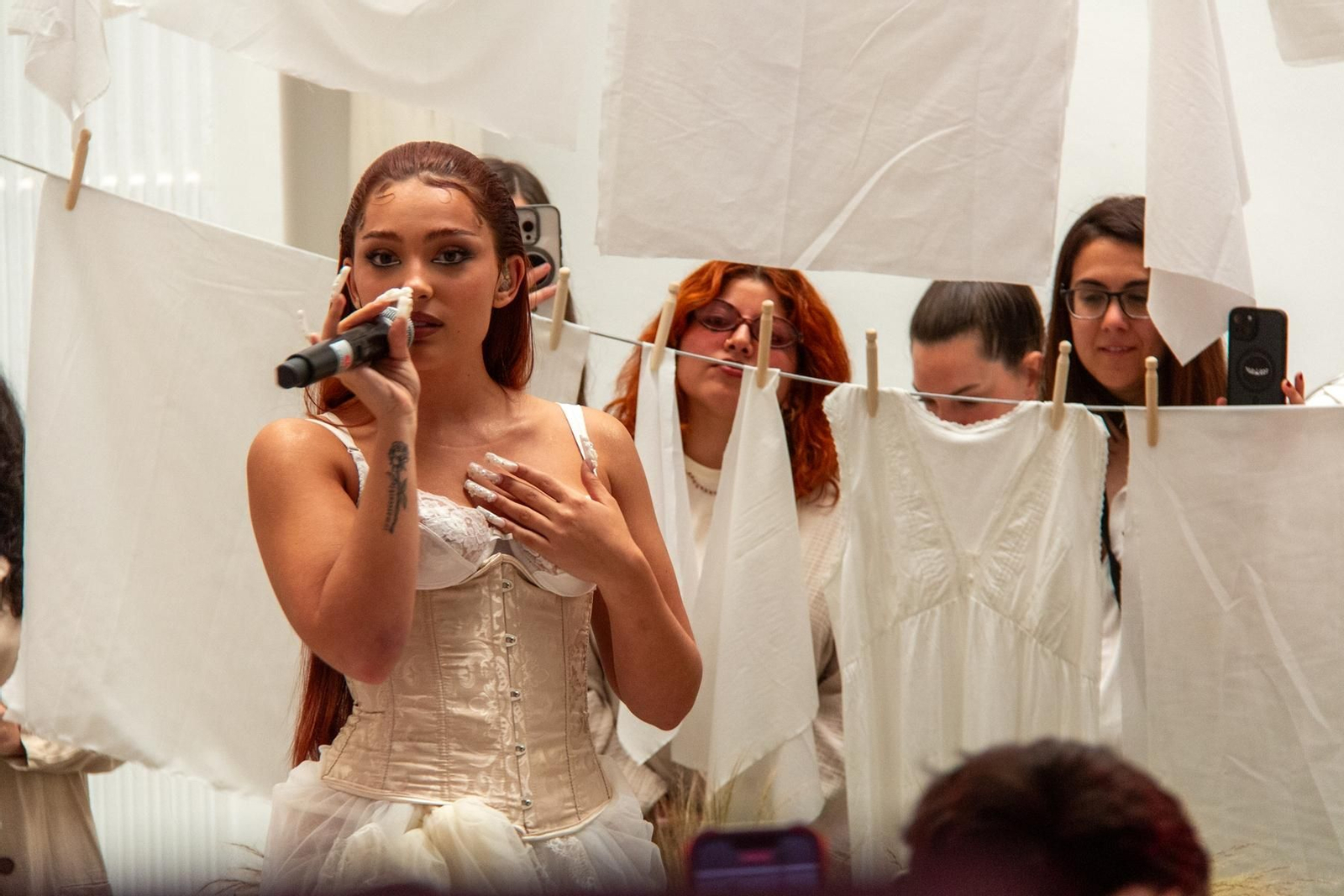 La artista granadina Violeta Hódar durante la celebración de una de sus experiencias en el Carmen de los Mártires La artista granadina Violeta Hódar durante la celebración de una de sus experiencias en el Carmen de los Mártires