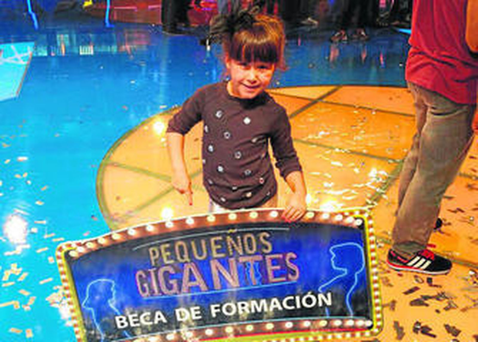 La pequeña Triana en el escenario después de la gala de la final de finales.