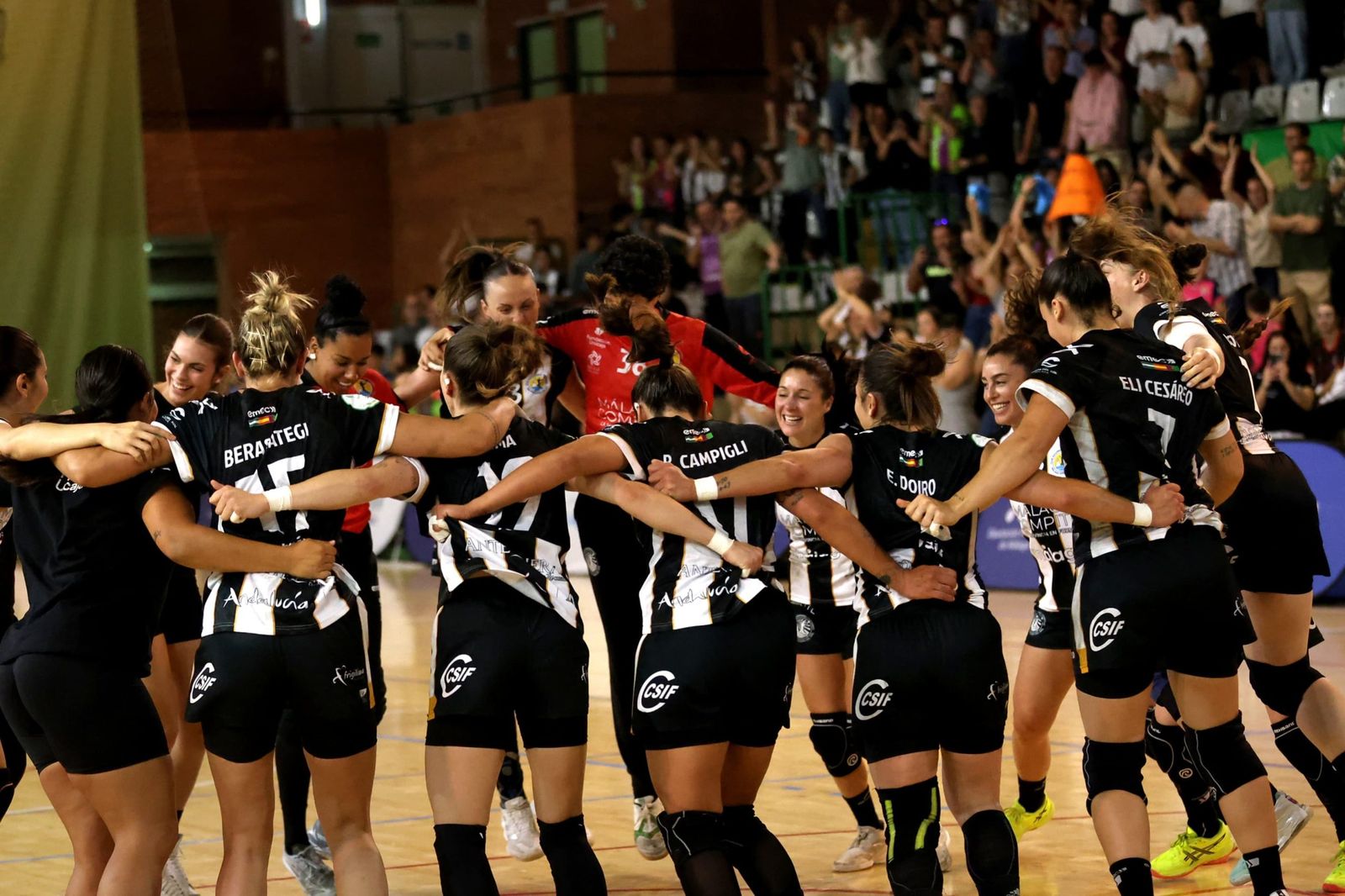 Las jugadoras celebran.