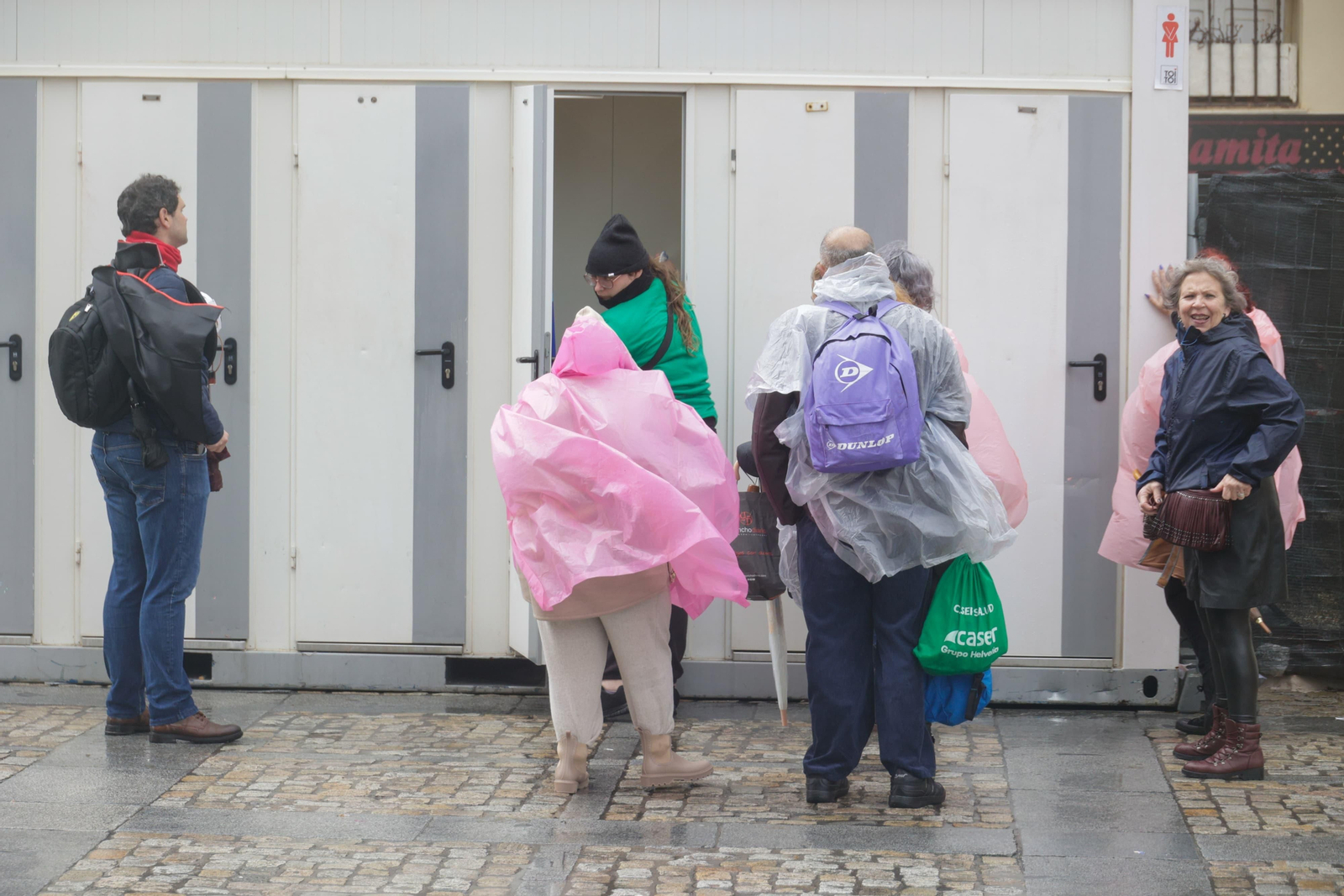 Las imágenes de un domingo de Carnaval en Cádiz pasado por agua