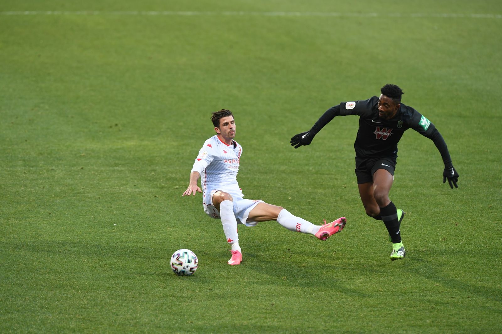 Eteki trata de recuperar el esférico en el duelo ante la Cultural Leonesa.