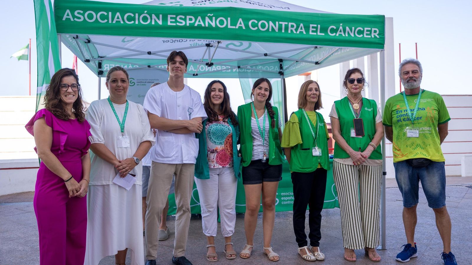 La campaña se ha centralizado en Cádiz en una pequeña carpa ante la playa Victoria.